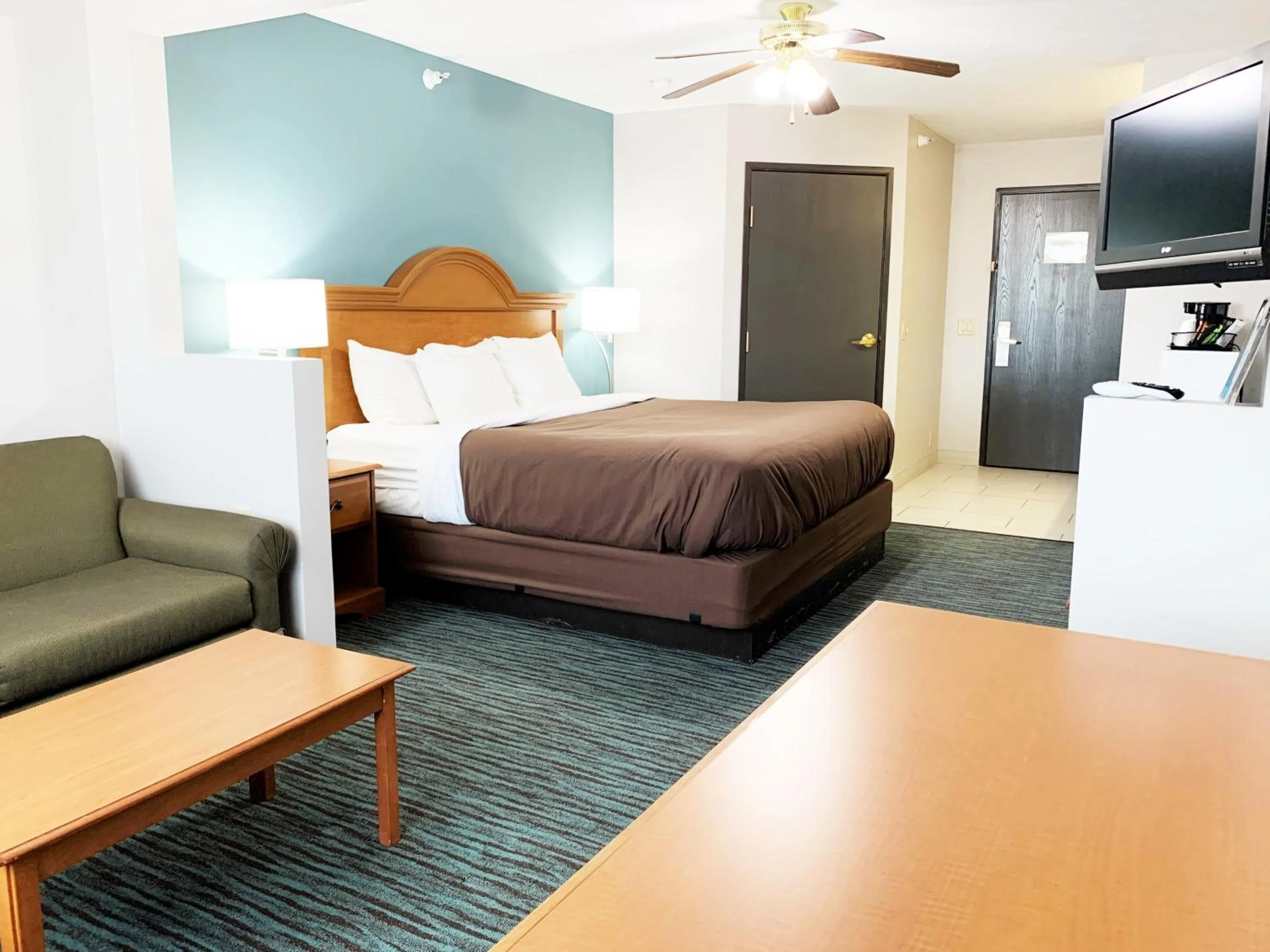 King Suite in BridgePointe Inn & Suites by BPhotels, Lincoln I-80 & 27th St