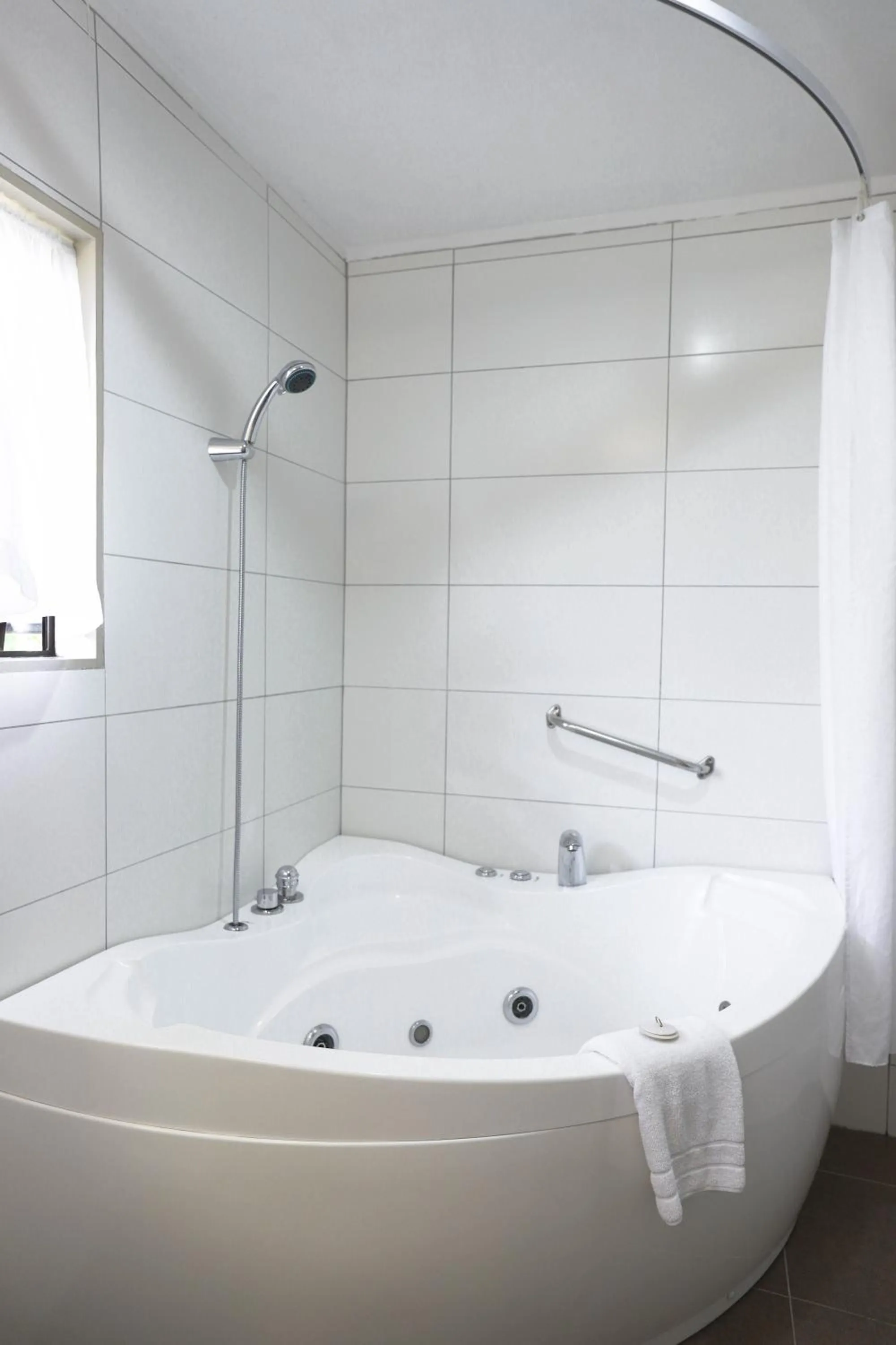 Twin Room with Bath in Airport Manor Inn