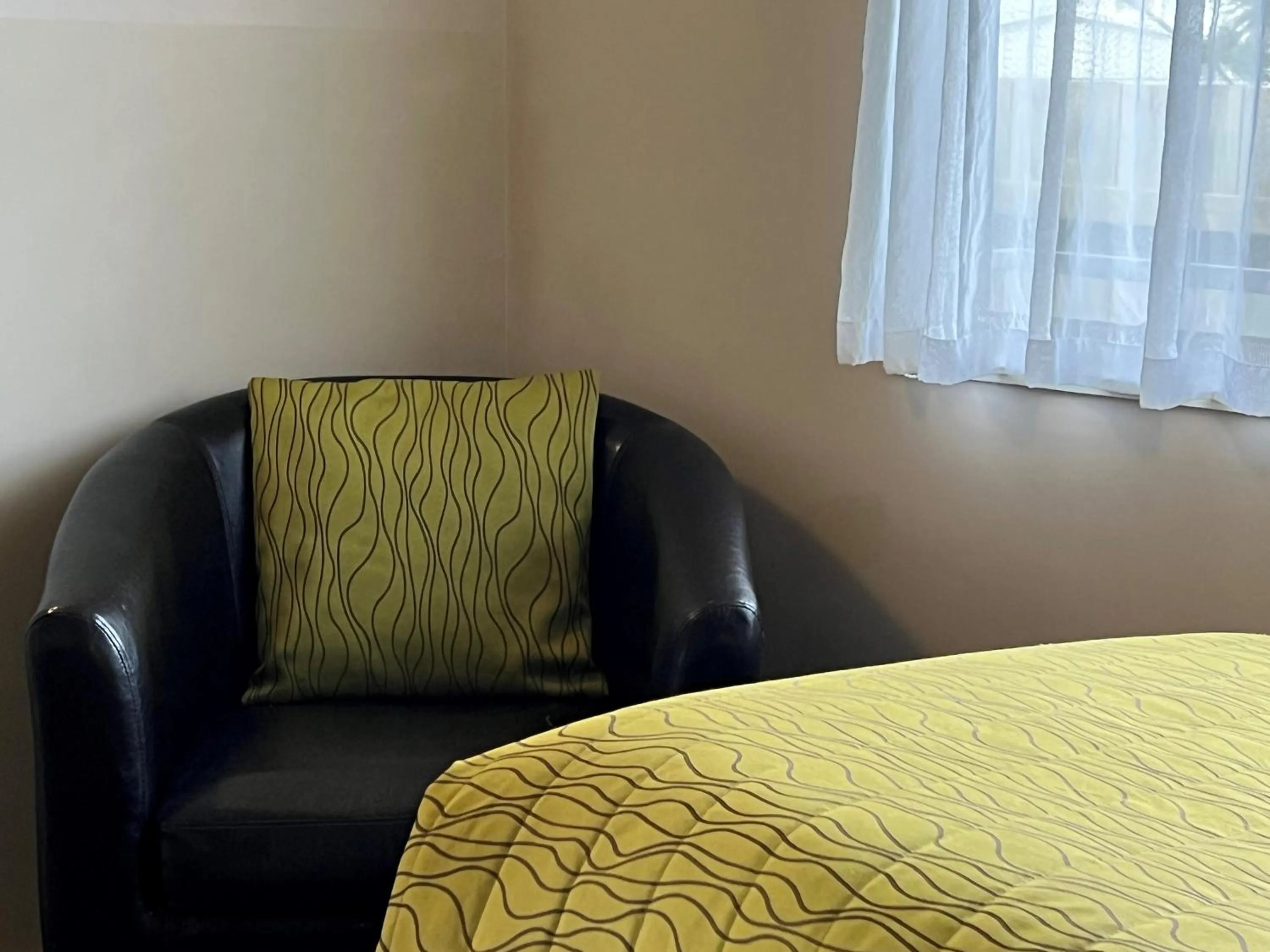 Family Room with Shower in Airport Manor Inn