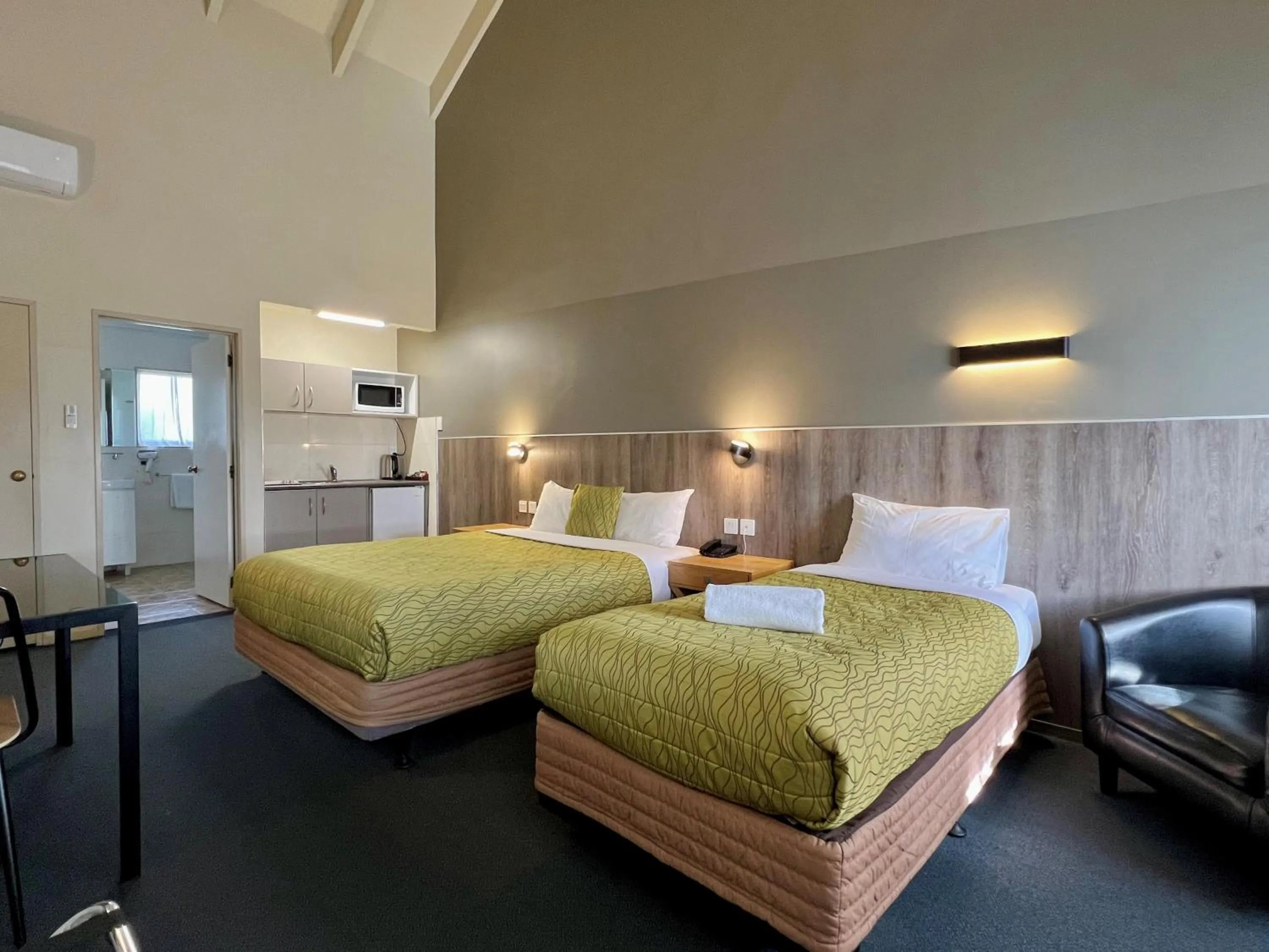 Twin Room with Bath in Airport Manor Inn