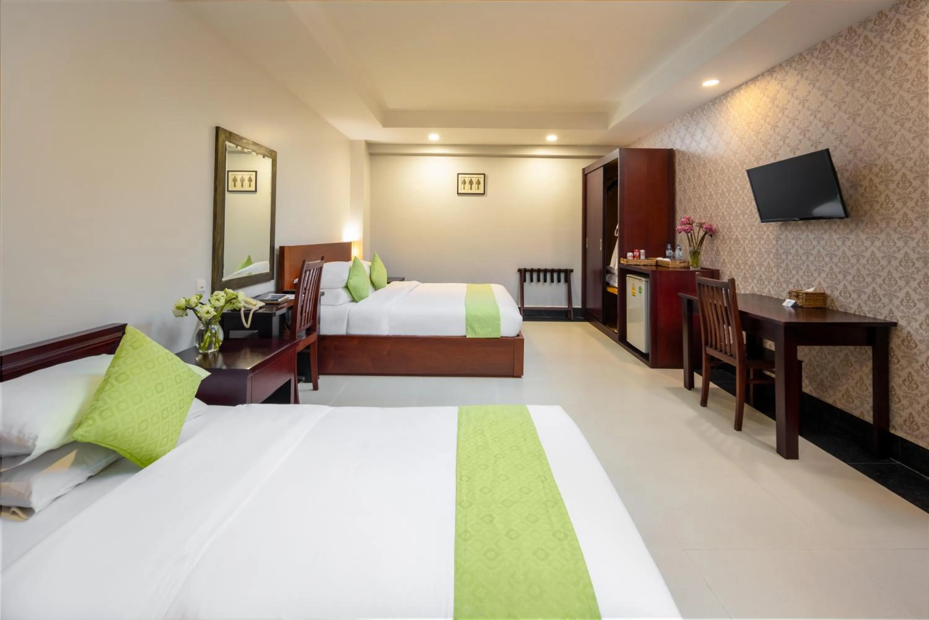 Deluxe Twin Room (1 Queen, 1 Single) in Skyline Boutique Hotel