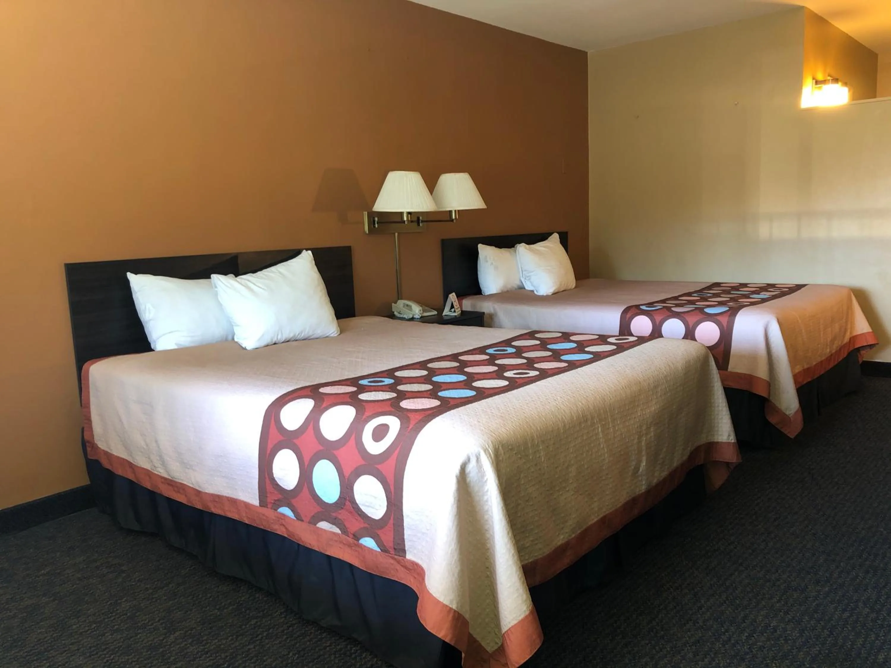 Deluxe Room with 2 Queen Beds, Private Balcony and Mountain View in Hotel Elevation