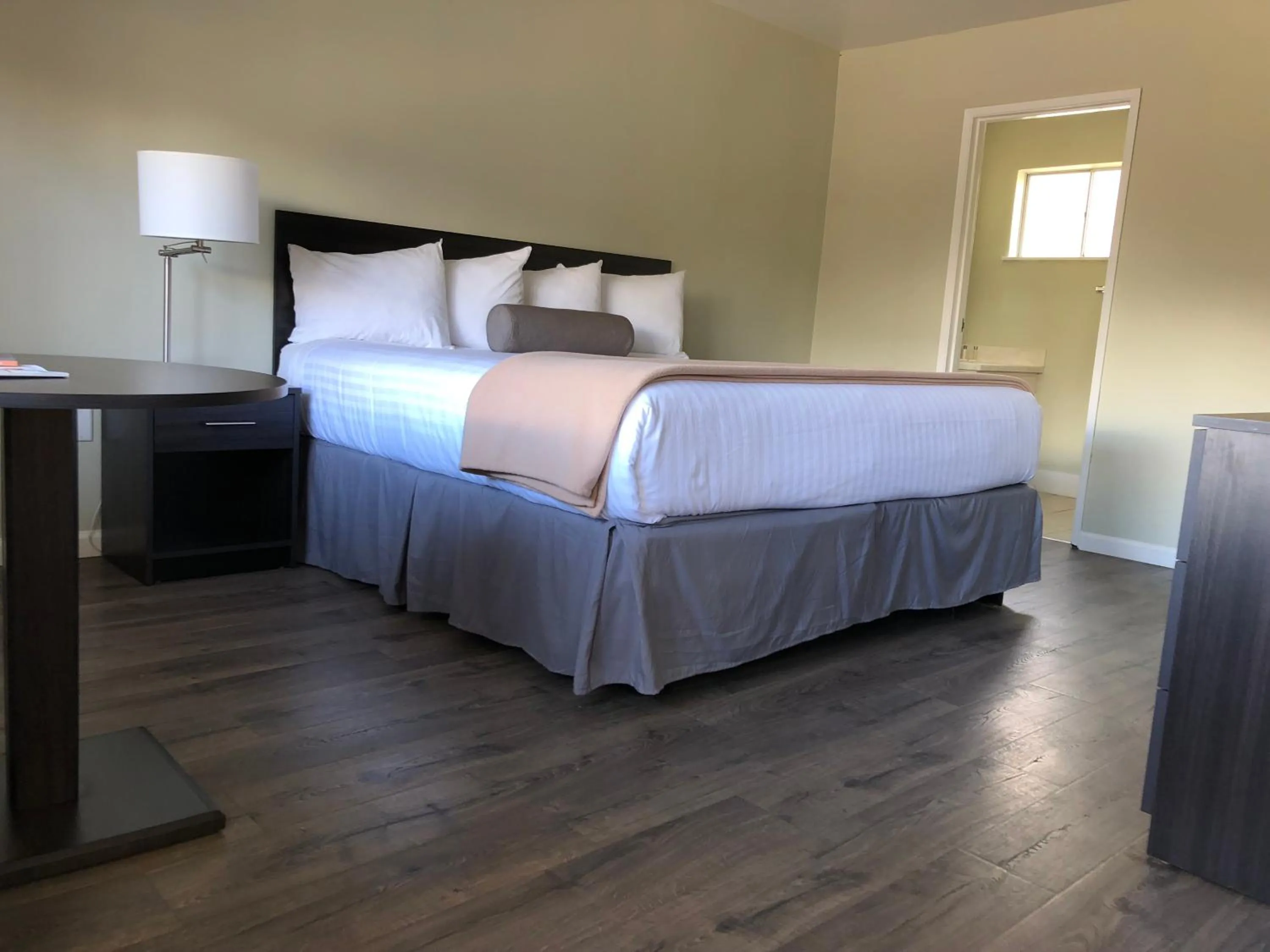 Deluxe King Room in Hotel Elevation