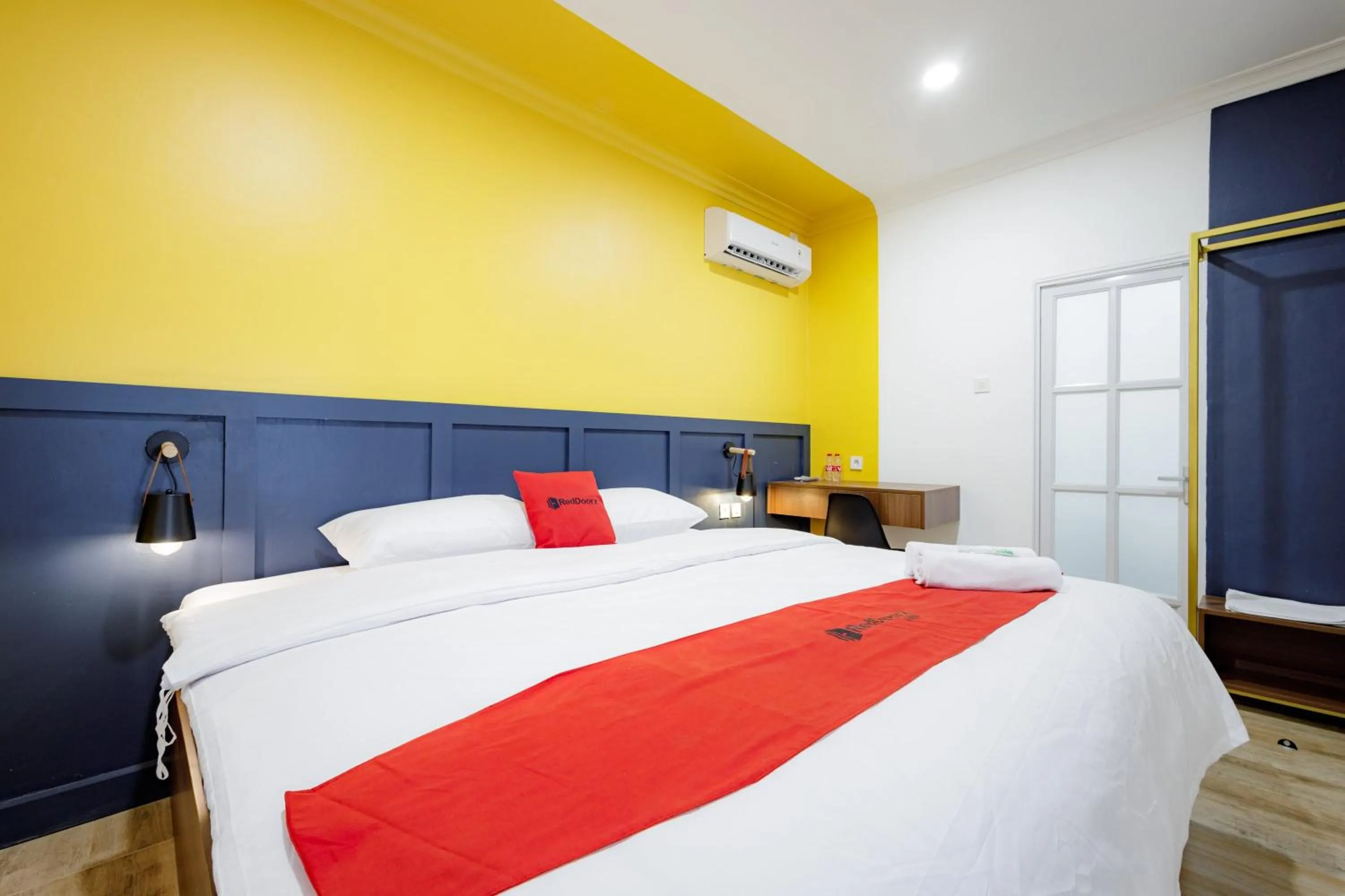 Standard Double Room in RedDoorz Plus at Jalan Gatot Subroto Jakarta