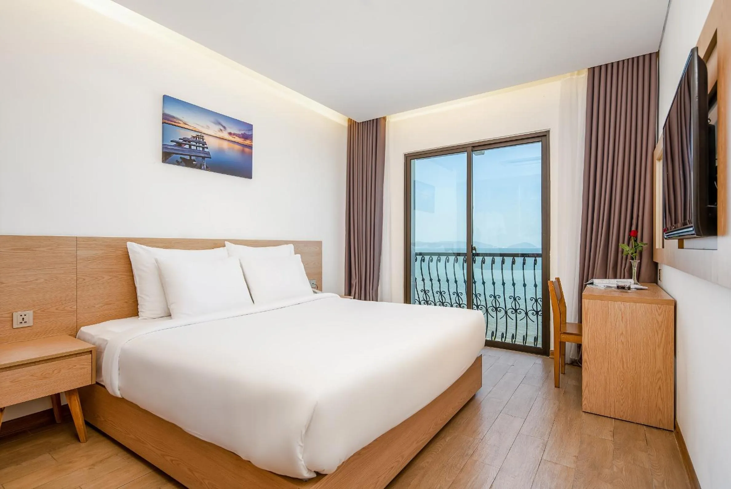 Deluxe Double Room with Balcony and Sea View in Gold Boutique Hotel Danang