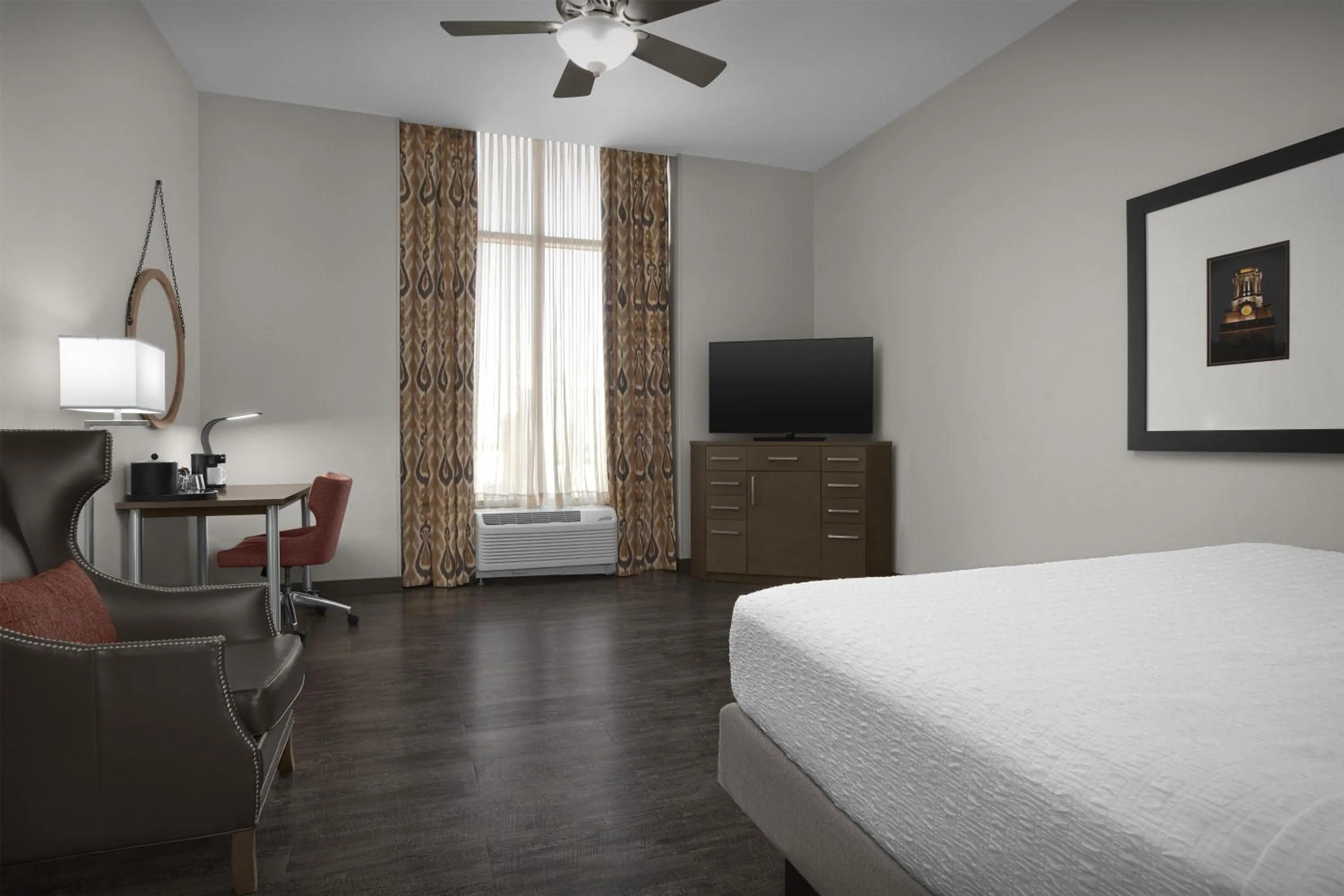 King Room with Balcony - Hearing Accessible/Non-Smoking in Hampton Inn and Suites Austin University Capitol