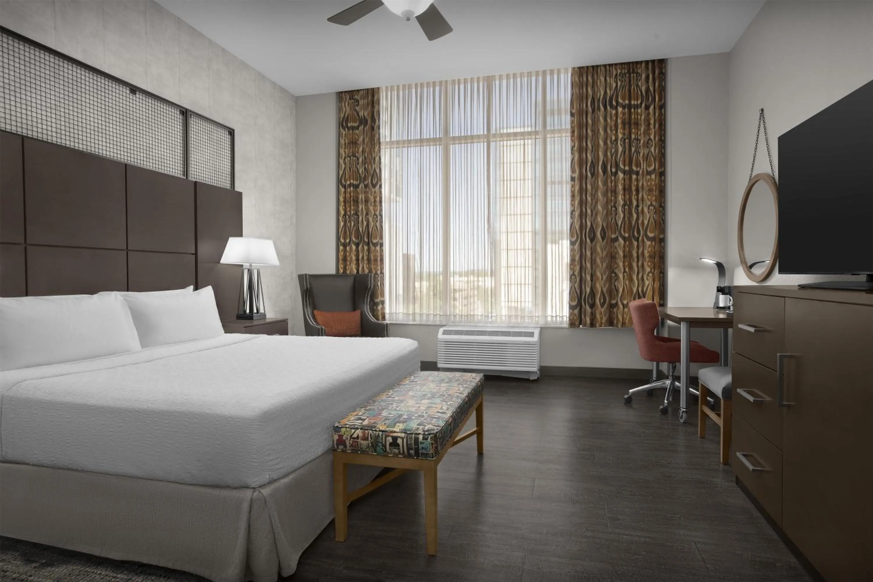 King Room with Roll-In Shower - Mobility and Hearing Access/Non-Smoking in Hampton Inn and Suites Austin University Capitol
