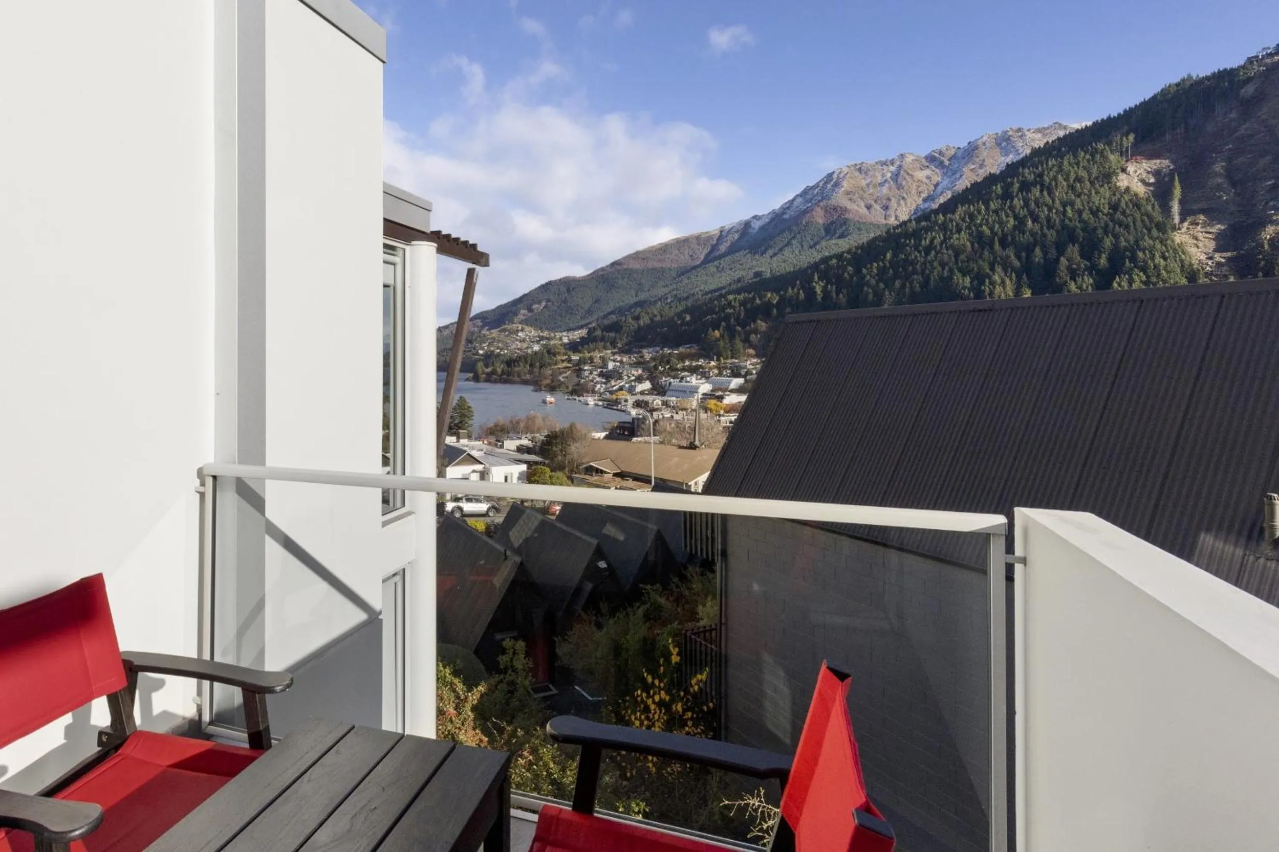 Superior Room Split King Lake View in Scenic Suites Queenstown
