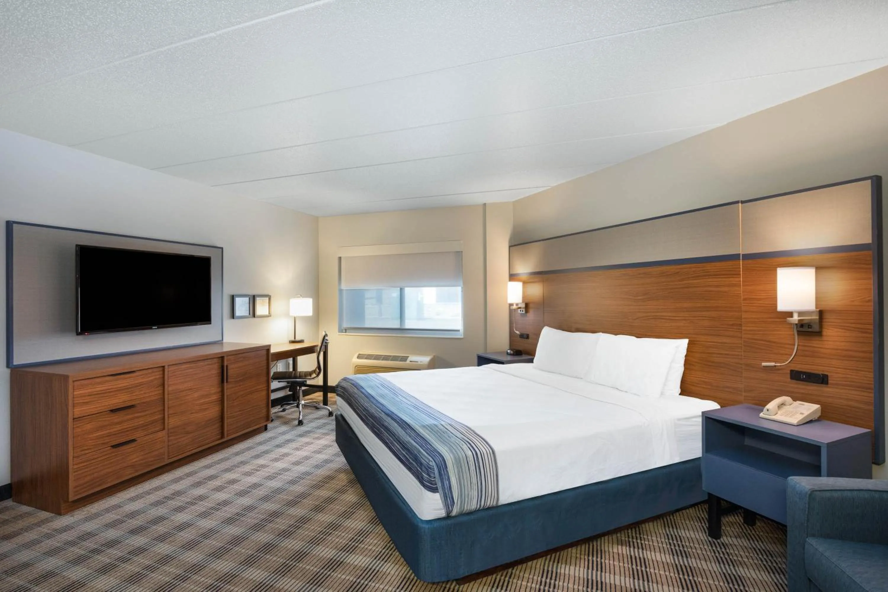 One-Bedroom King Suite - Non-Smoking in AmericInn by Wyndham Jackson