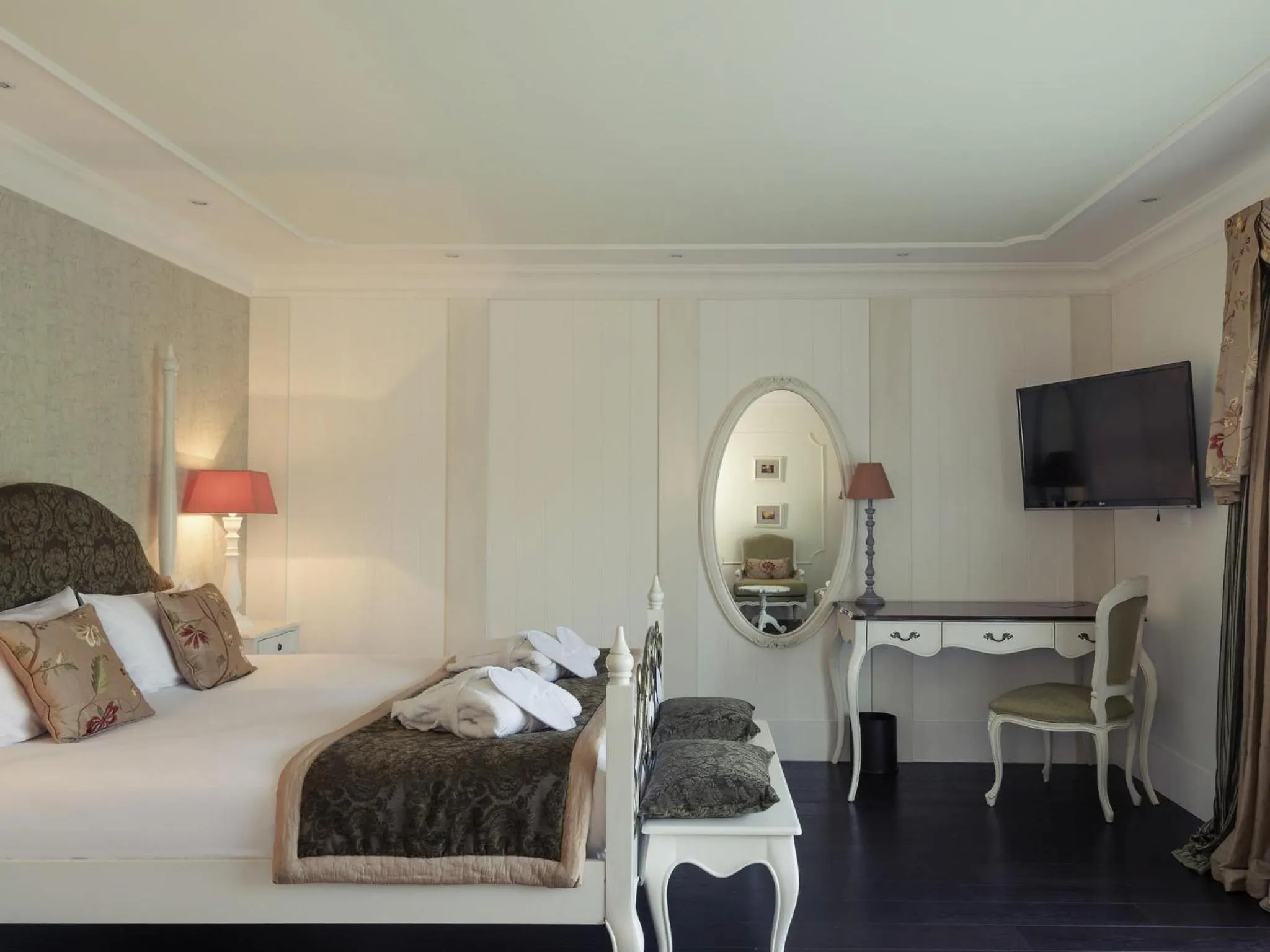 Superior Double Room with Terrace and River View in Hôtel Mercure Villeneuve sur Lot Moulin de Madame