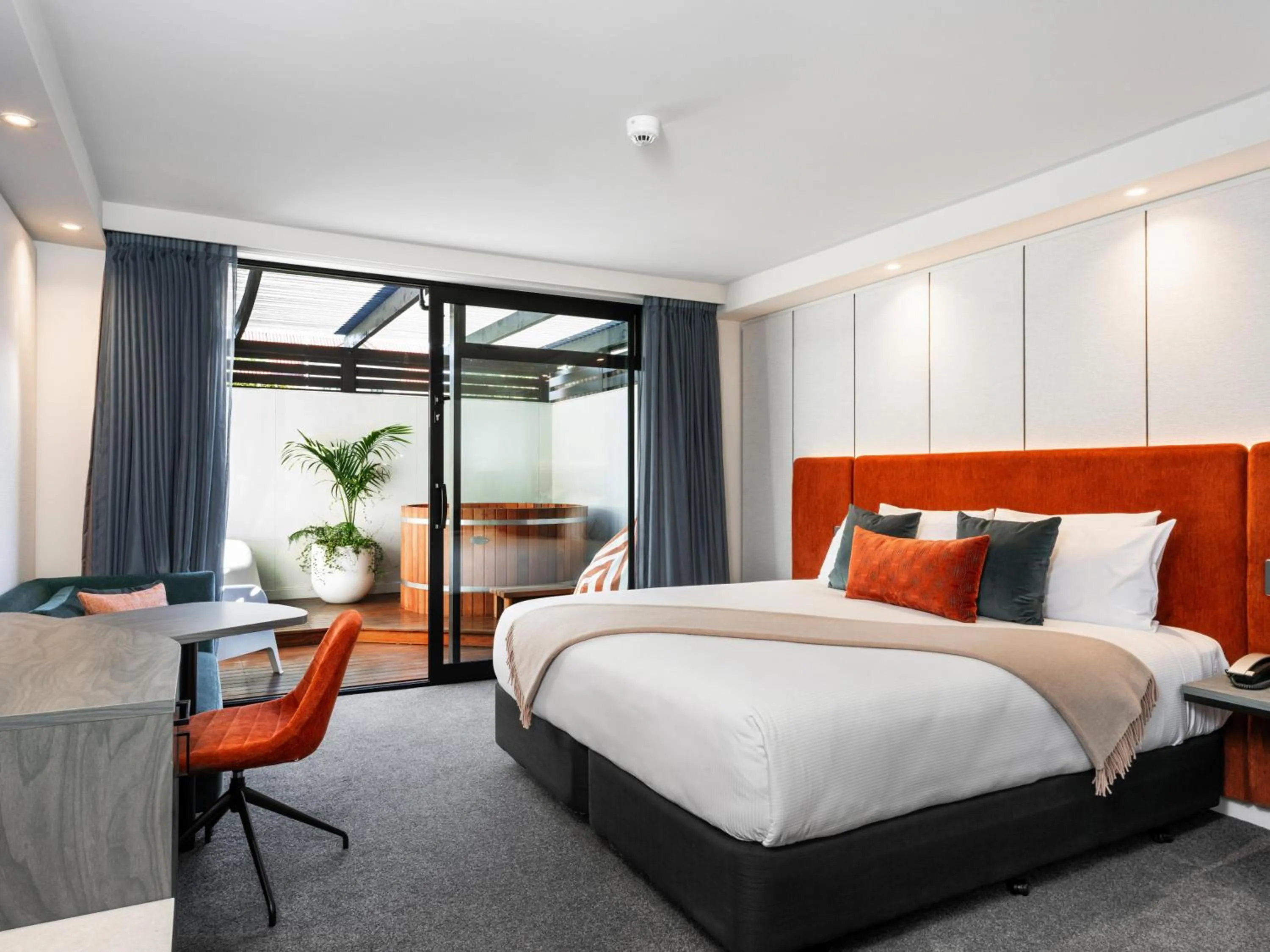 Deluxe Spa 1 King – with Club Lounge Access in Millennium Hotel Rotorua