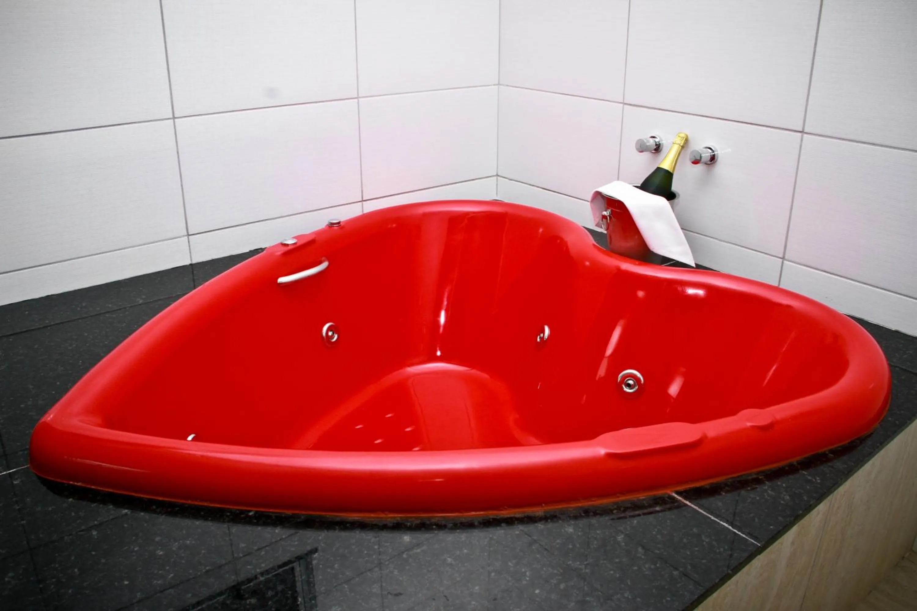 Suite with Hot Tub in Hotel Saron