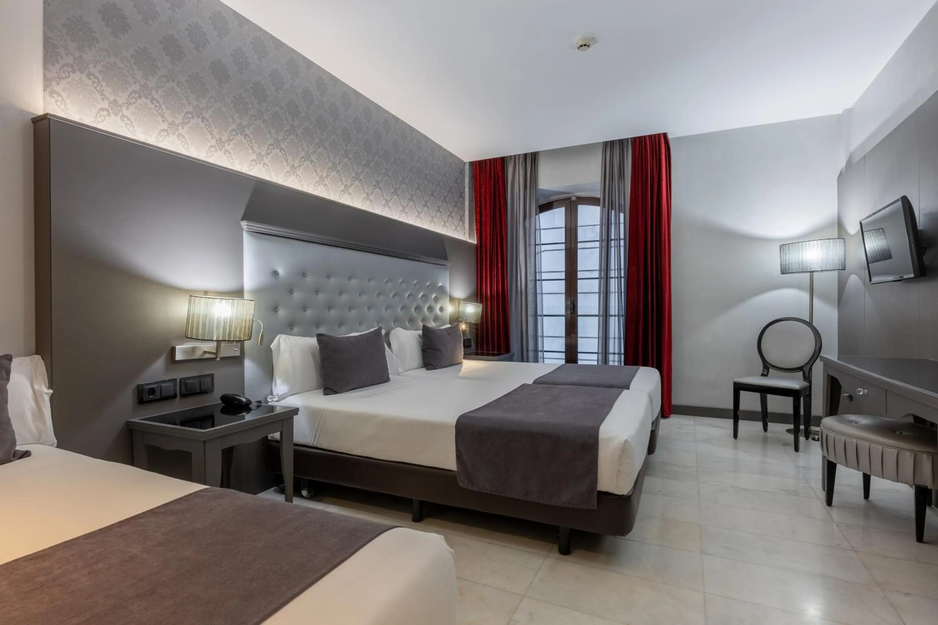 Double or Twin Room with Extra Bed in Hotel Ciutadella Barcelona