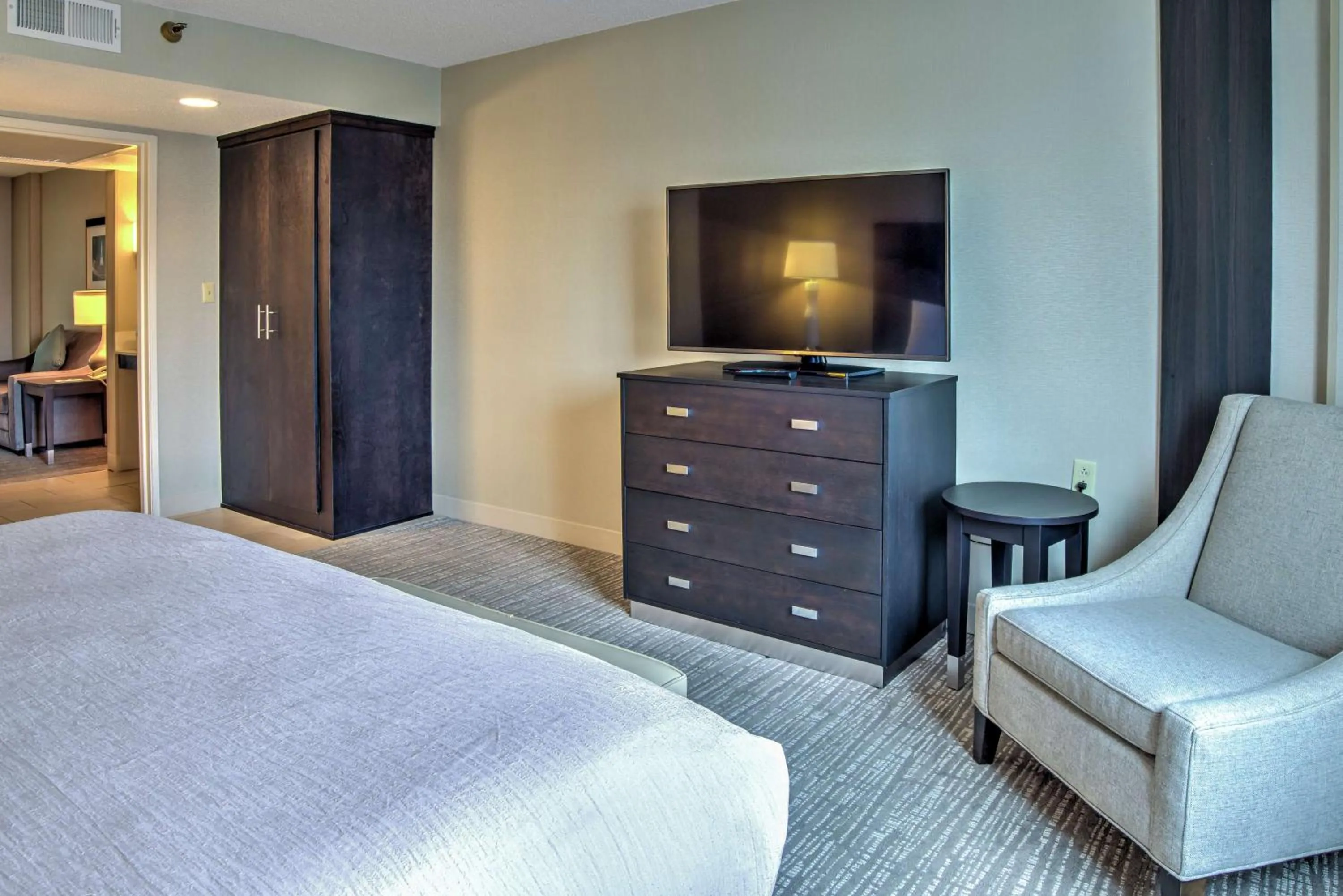 One-Bedroom King Suite with Tub - Mobility and Hearing Access/Non-Smoking in Embassy Suites by Hilton Indianapolis North