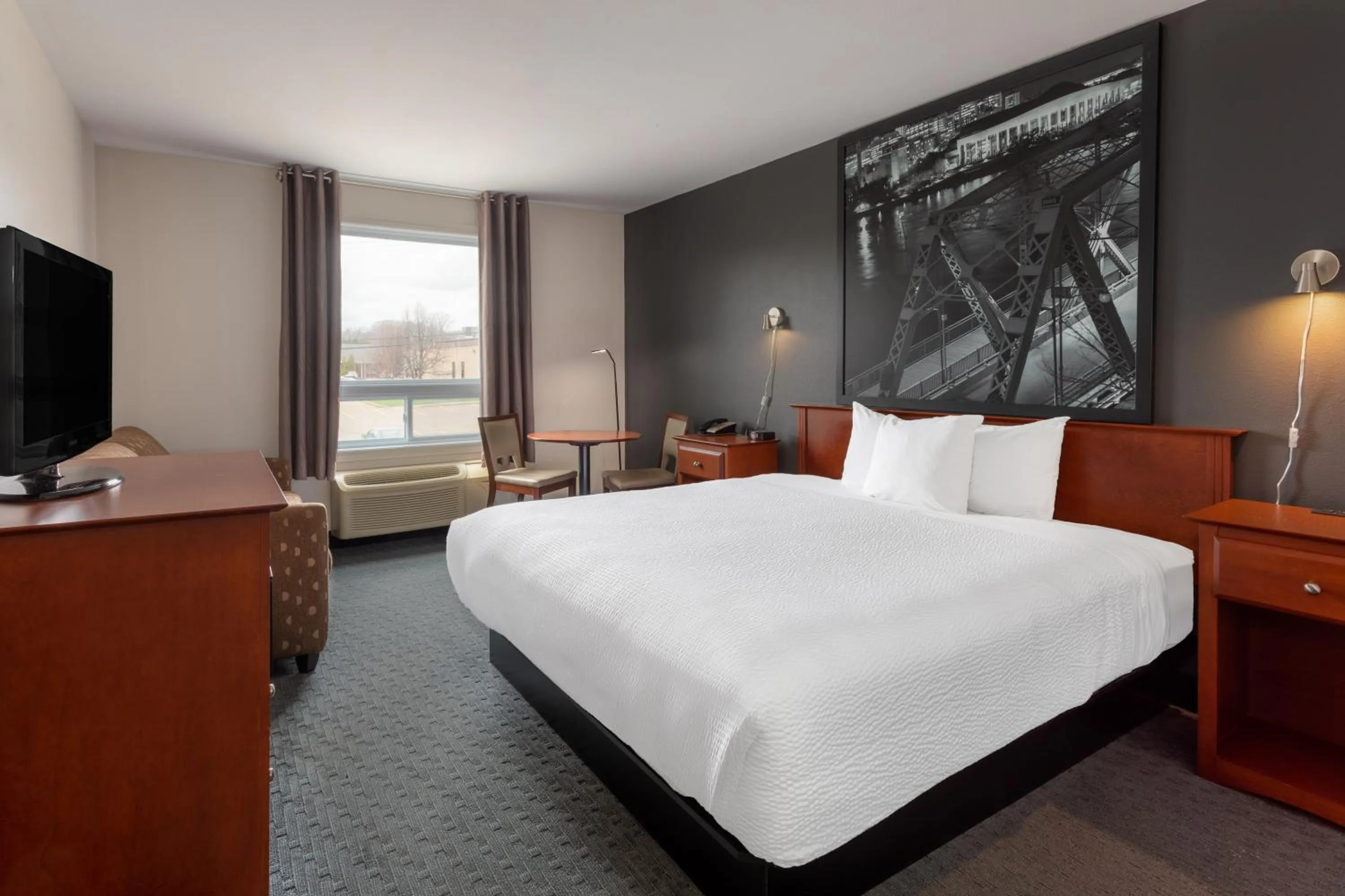 Deluxe King Room - Non-Smoking in Super 8 by Wyndham Trois-Rivieres