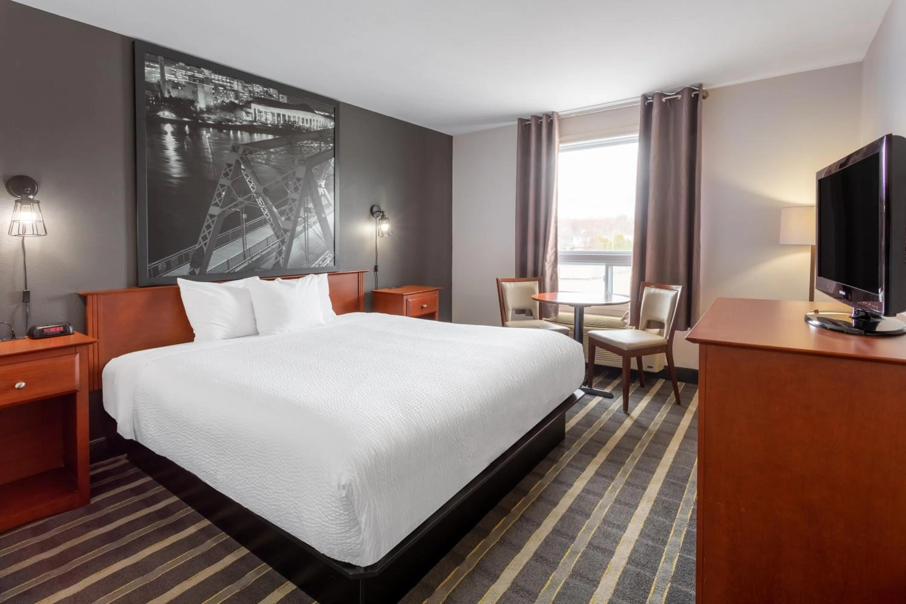 King Room - Non-Smoking in Super 8 by Wyndham Trois-Rivieres