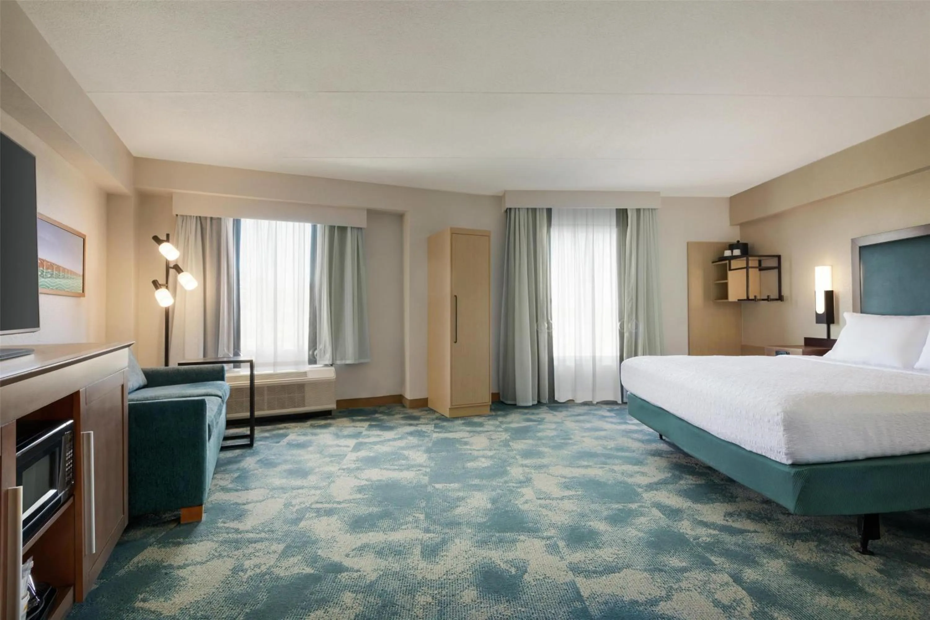 King Studio Suite with Sofa Bed - Hearing Access/Non-Smoking in Hampton Inn Lancaster