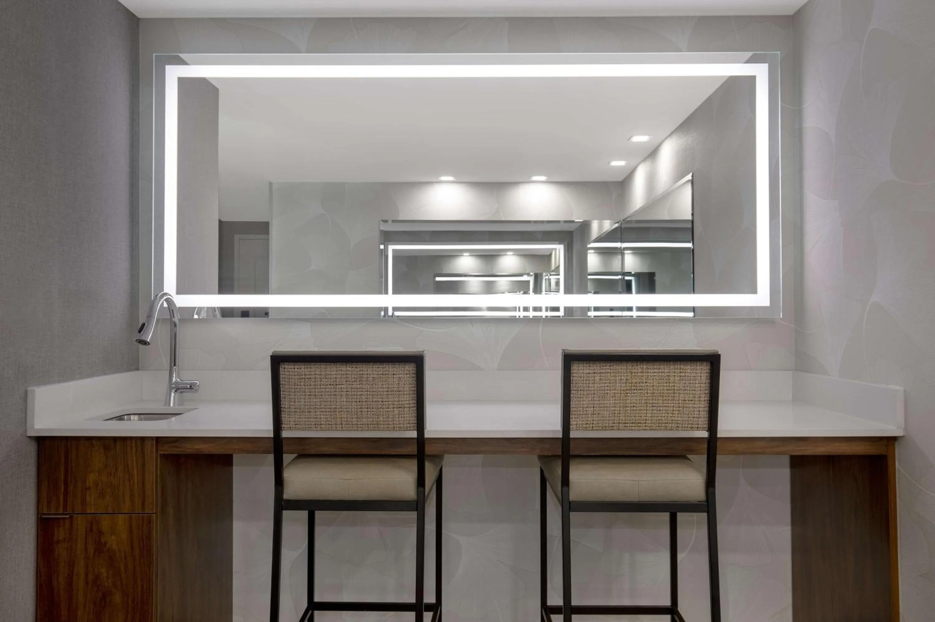 Junior Bridal King Suite - Non-Smoking in Hampton Inn by Hilton Brampton - Toronto