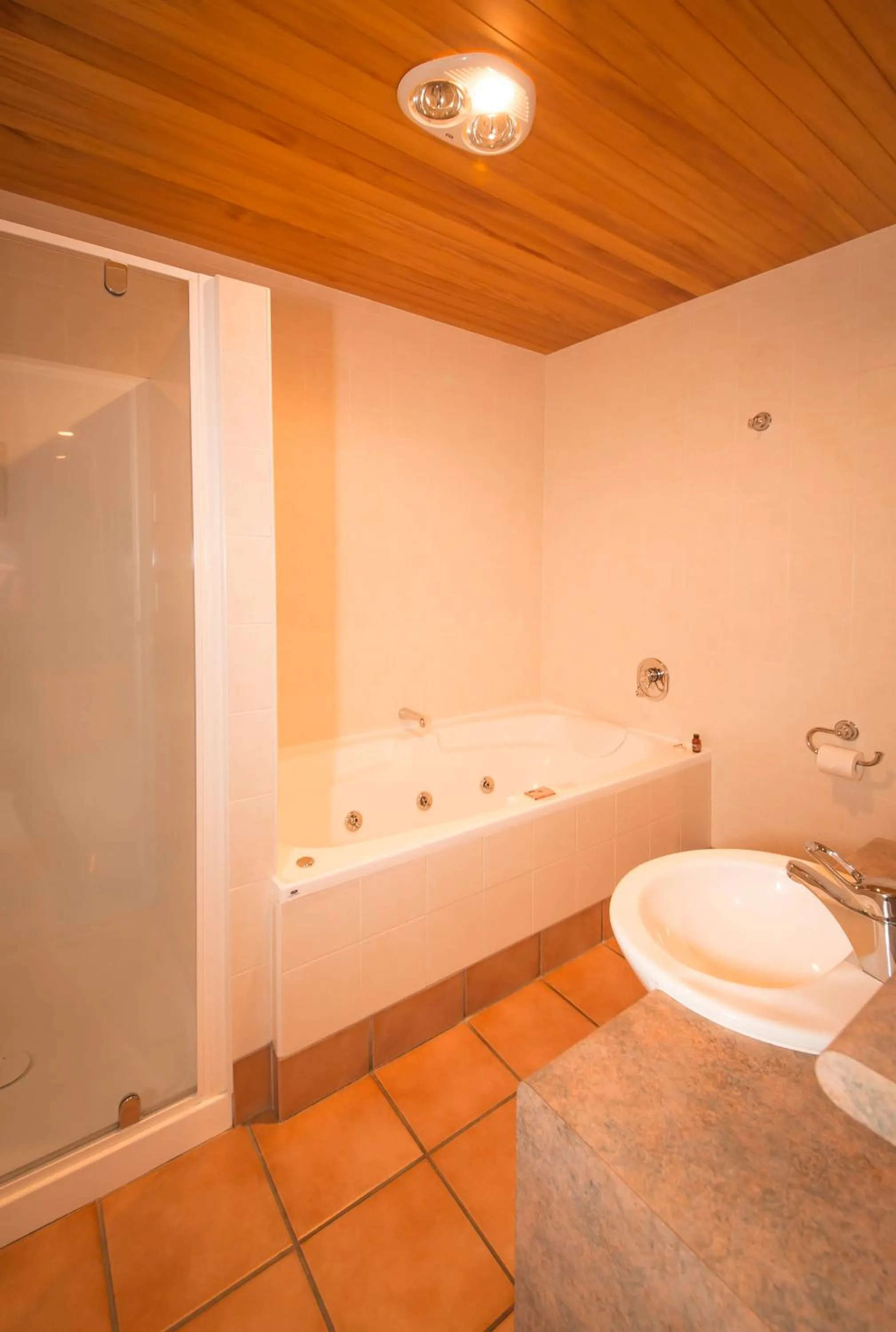 One-Bedroom Suite with Spa Bath in Siena Motor Lodge