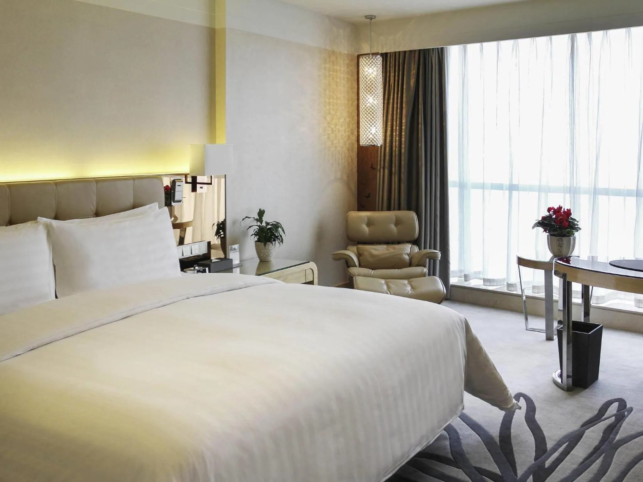 Superior King Room with River View in Pullman Linyi Lushang