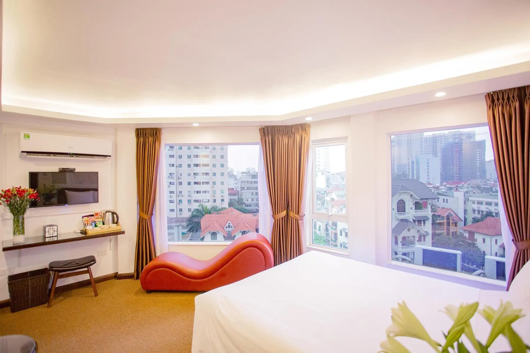 Suite with City View in Dinh Hotel
