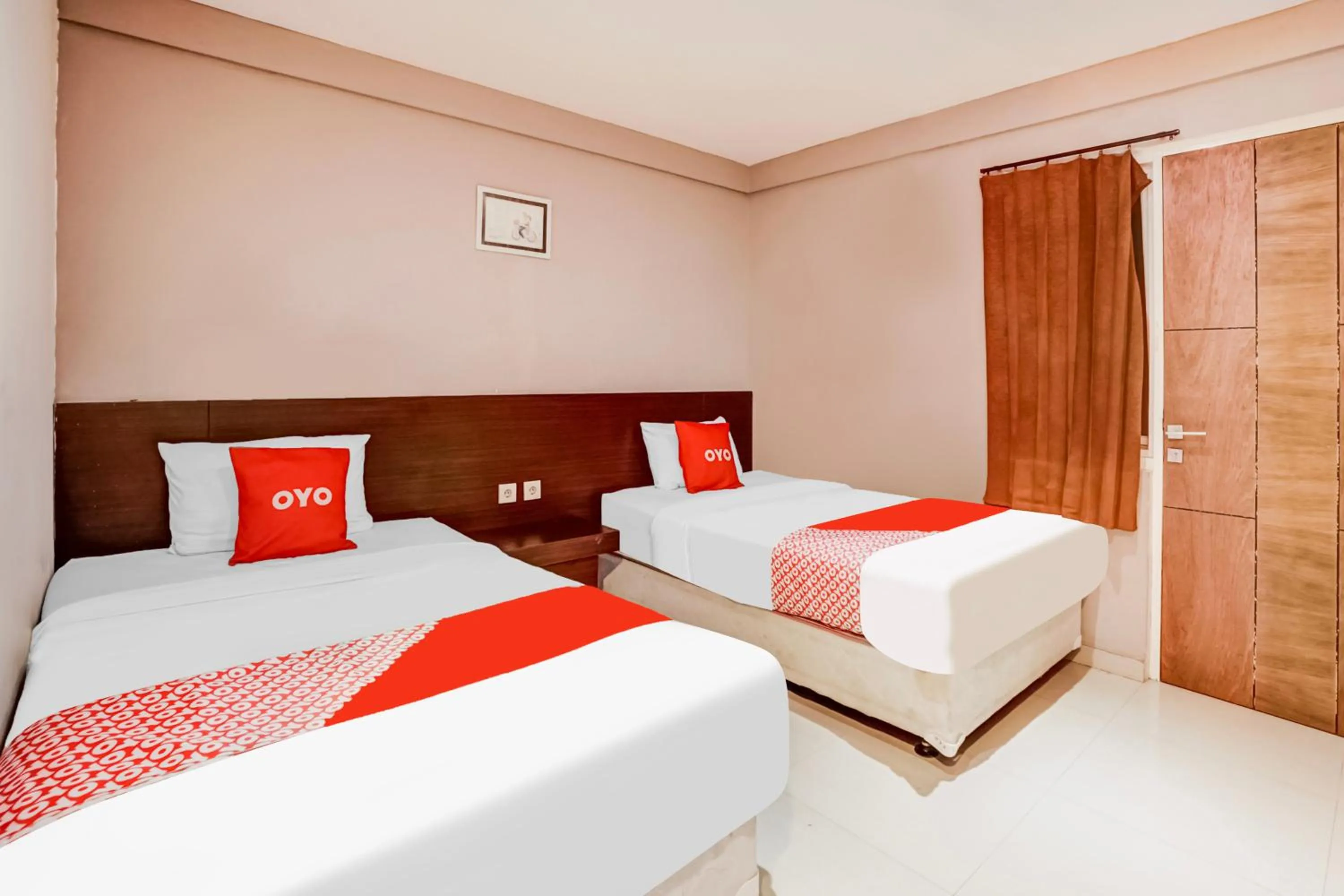 Deluxe Twin Room in Hotel O Siwalankerto Near Surabaya Carnival