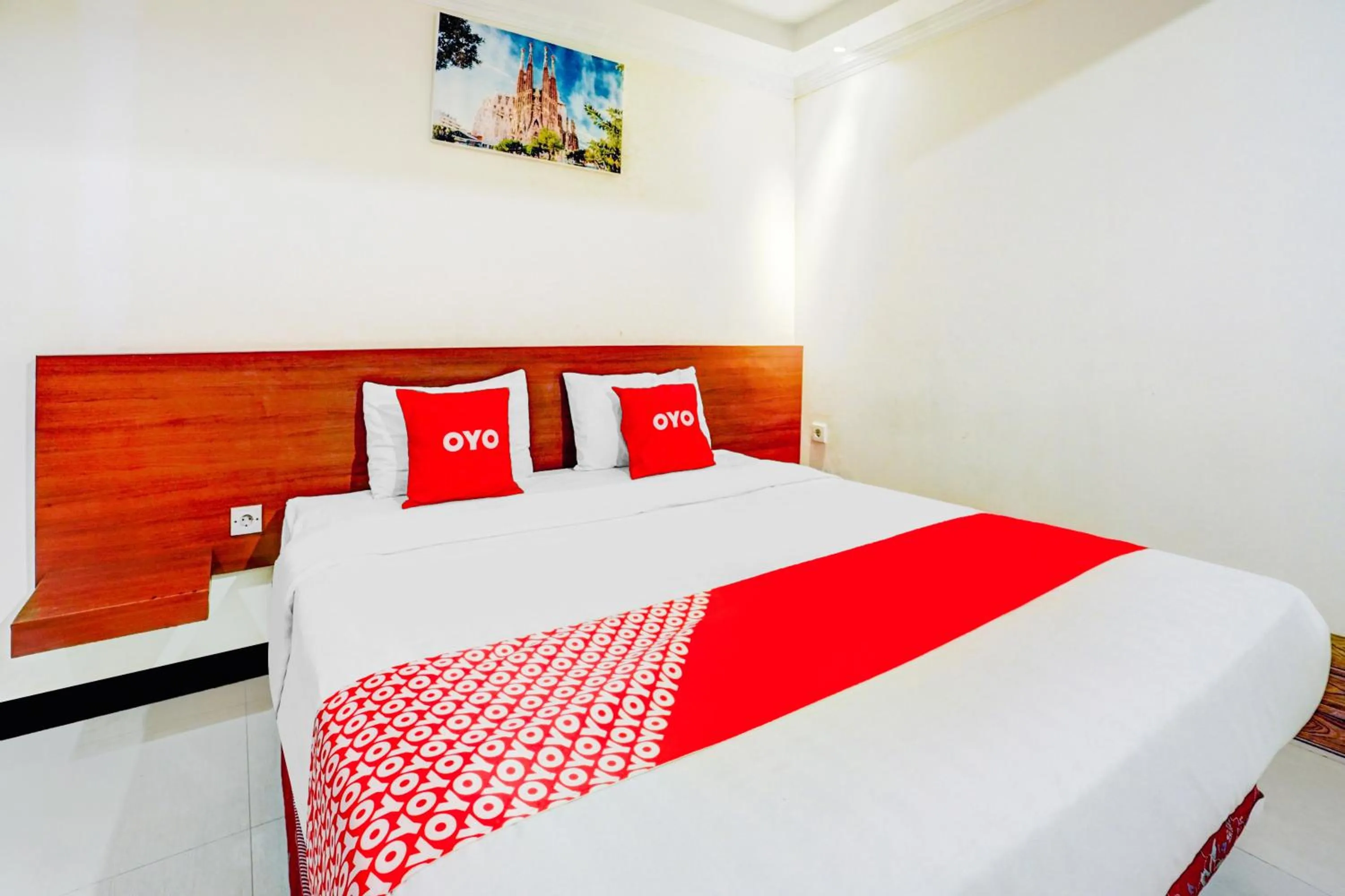 Deluxe Double Room in Hotel O Siwalankerto Near Surabaya Carnival