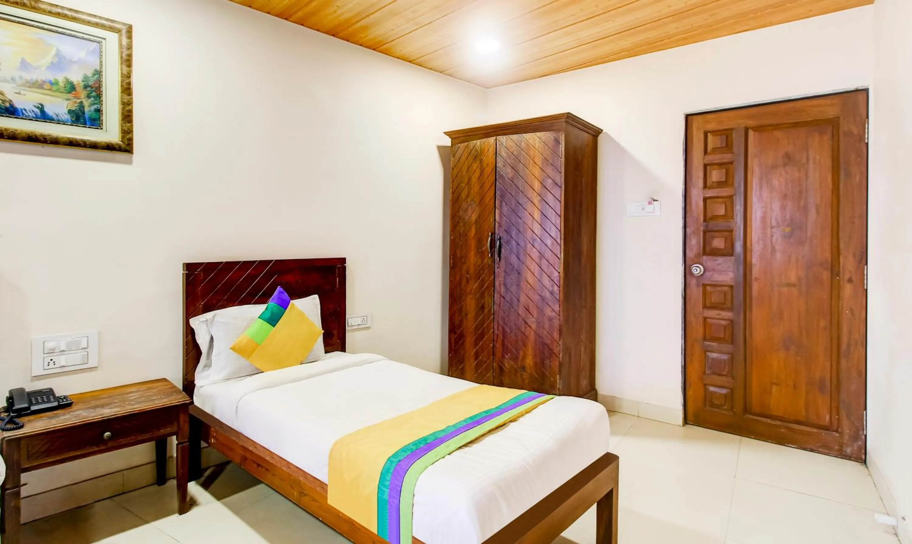 Spacious Premium Room - single occupancy in Itsy Hotels The New Hill Retreat, Near Mahabaleshwar State Transport Bus station