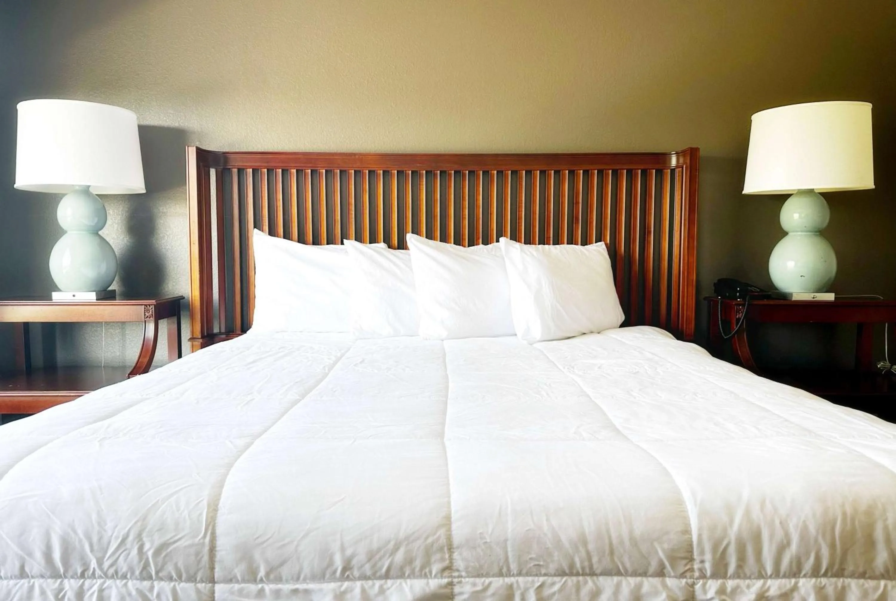 King Room - Mobility Access/Non-Smoking in Baymont Inn and Suites by Wyndham Columbus / Near OSU