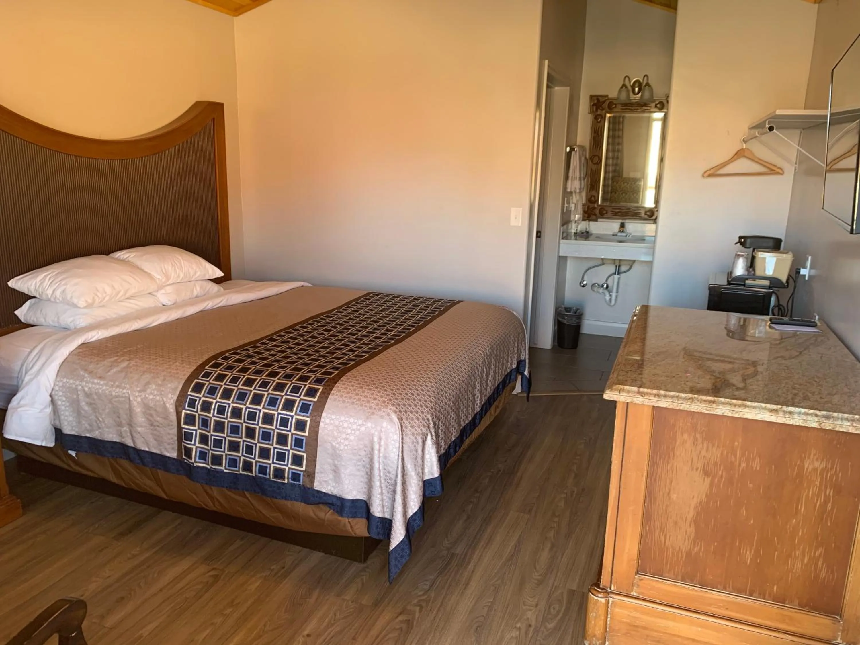 Deluxe King Room in Red Canyon Cabins