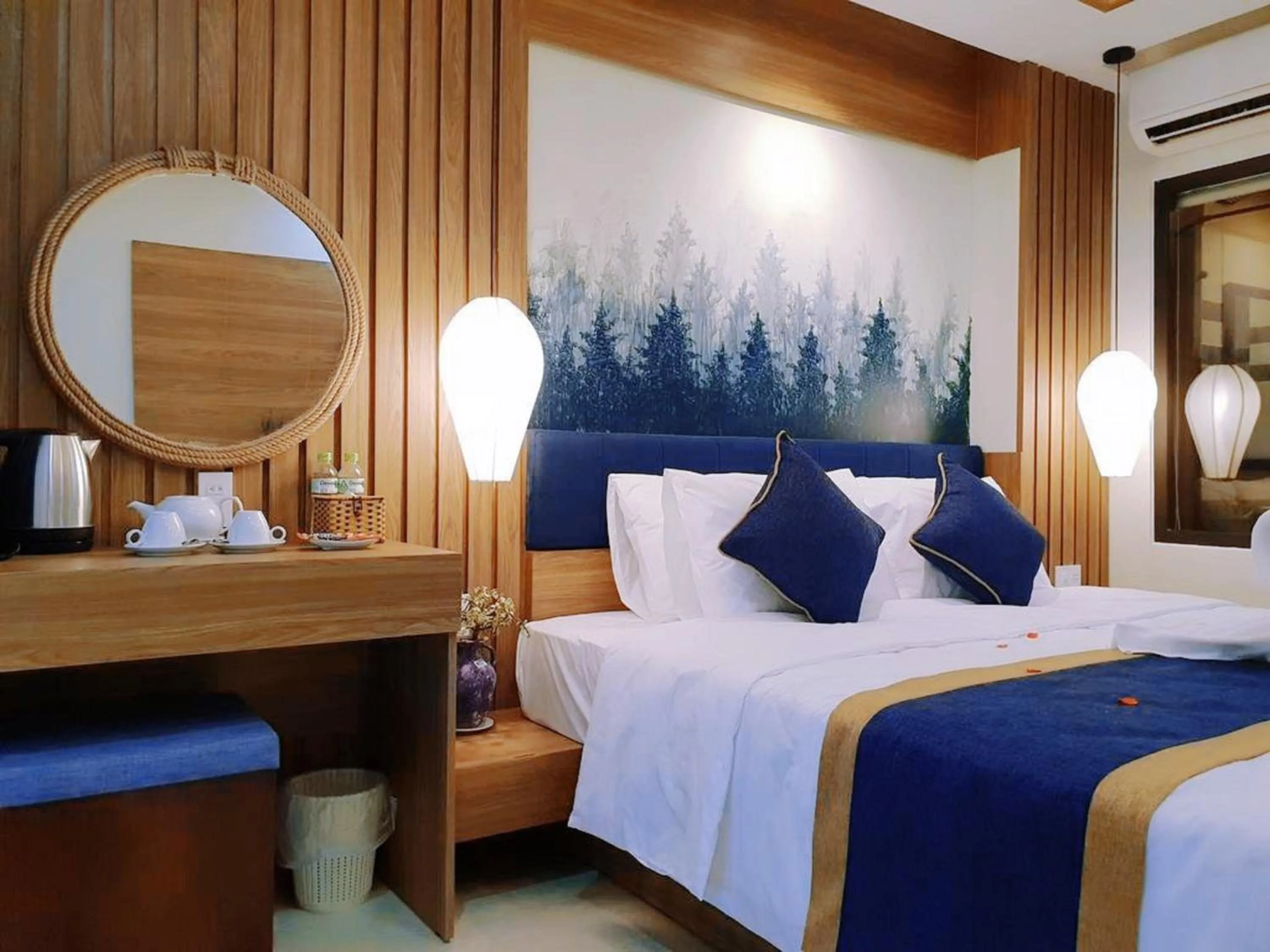 Deluxe Double Room City View with Balcony in Southern Hotel Hoi An