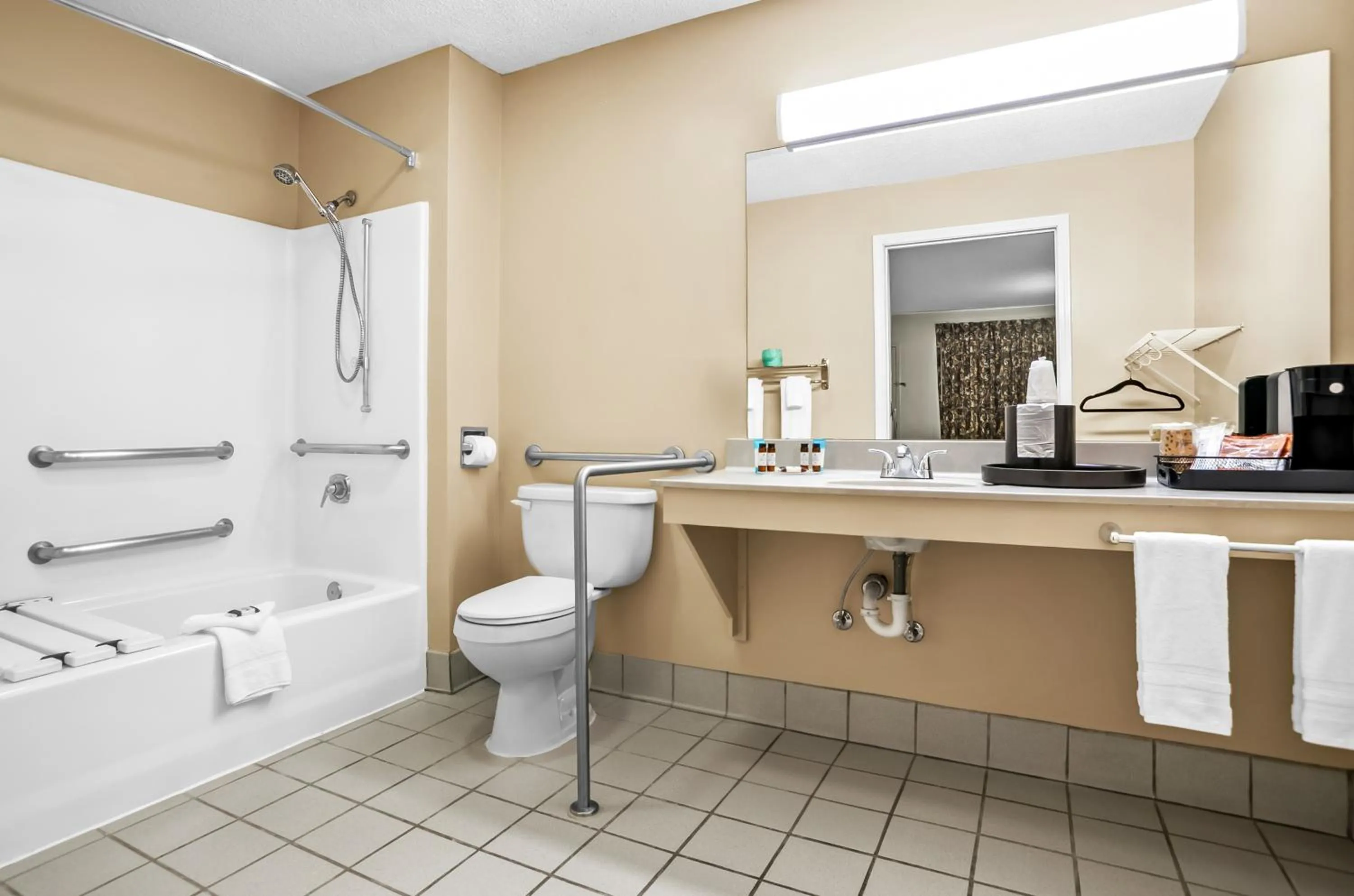 King Room - Disability Access in Americas Best Value Inn - Rome