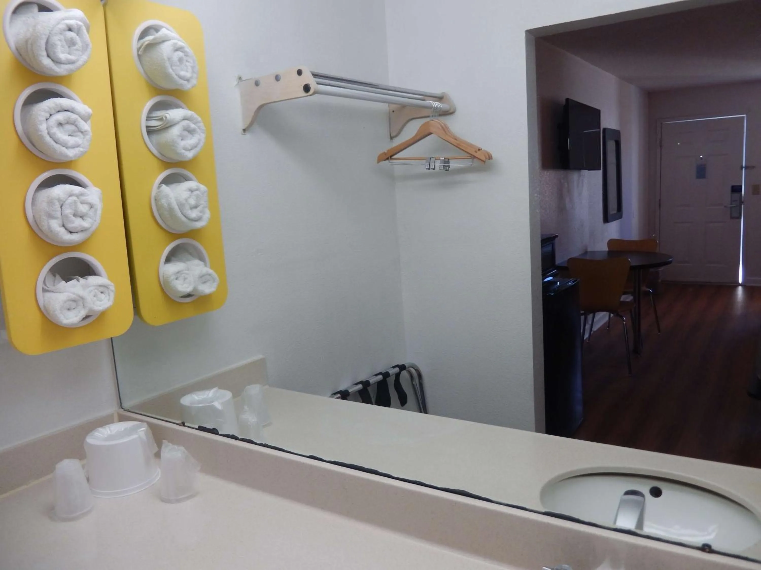 Quadruple Room - Disability Access - Non-Smoking in Motel 6-Warner Robins, GA