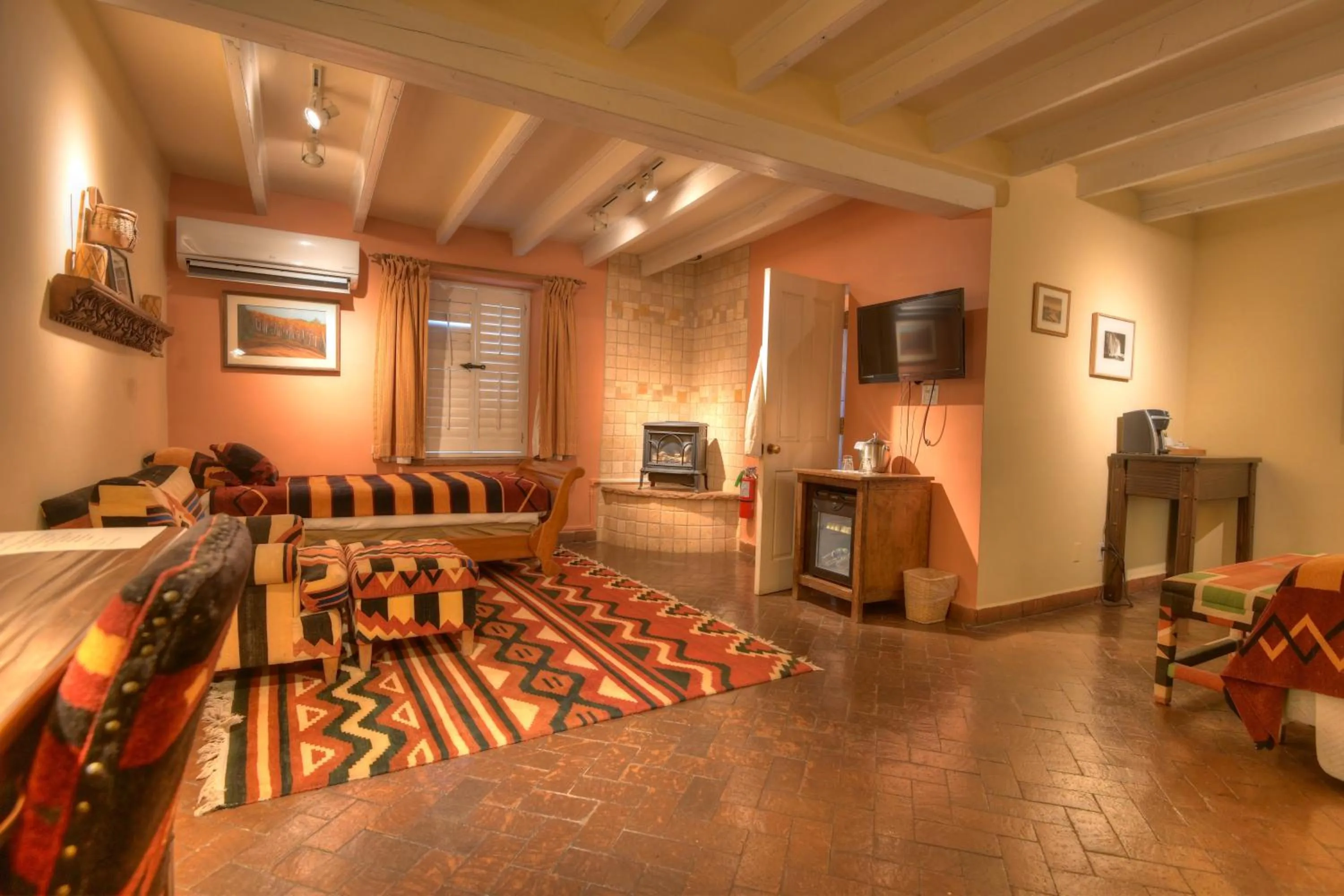 Deluxe King with Twin Bed in Inn at Vanessie