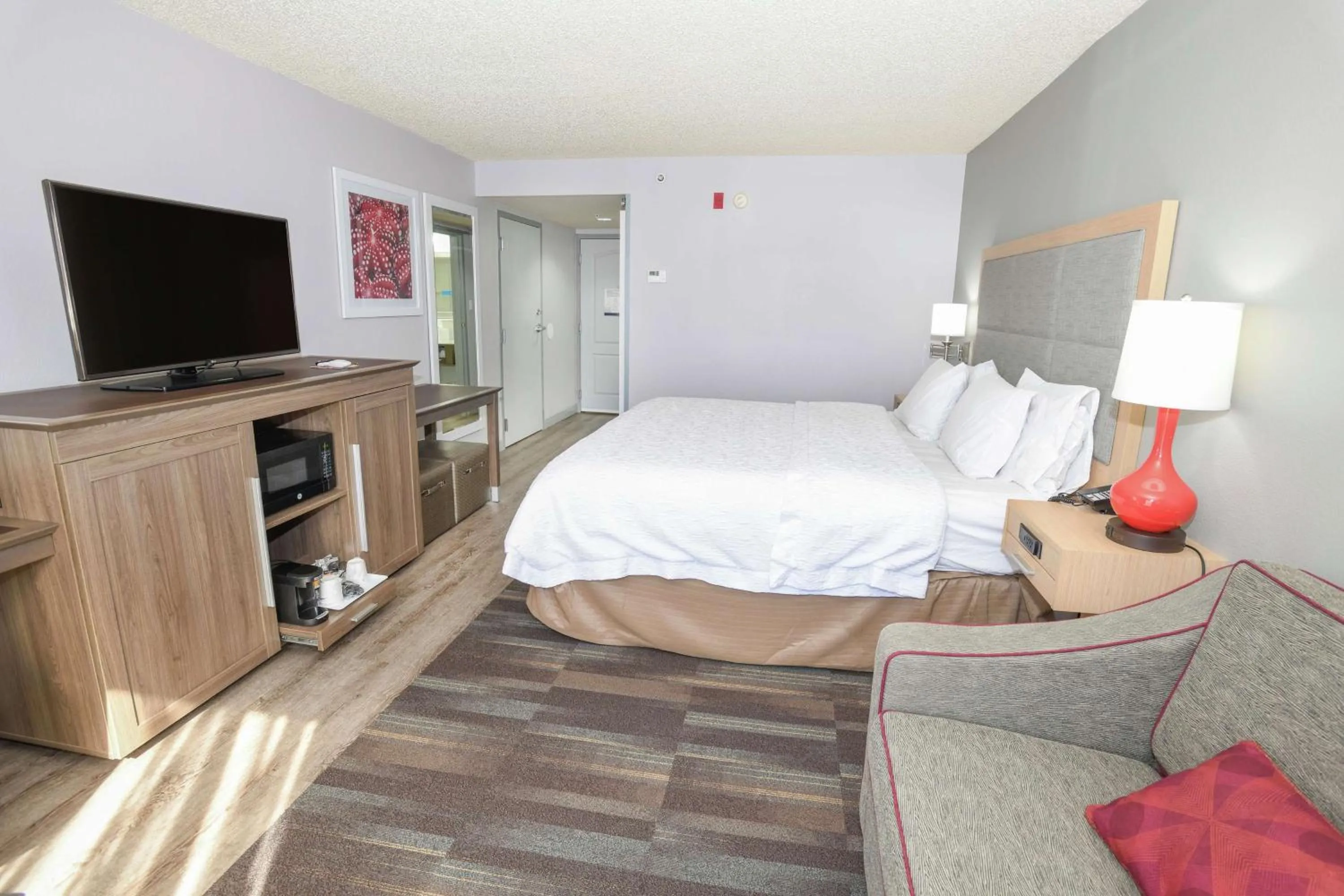 King Room with Accessible Tub - Mobility and Hearing Access/Non-Smoking in Hampton Inn Jacksonville - East Regency Square