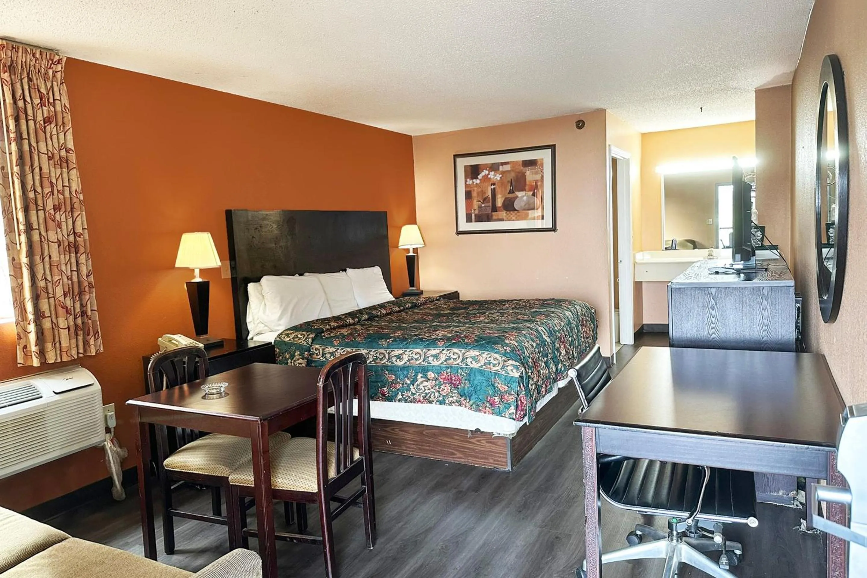 King Bed Suite Smoking in Garden Inn & Suites