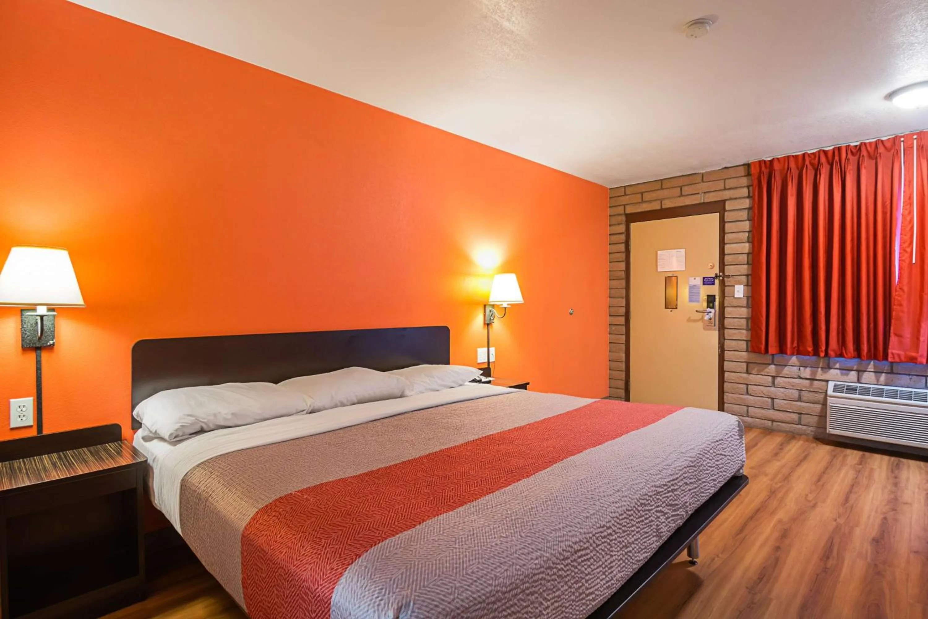 Deluxe King Room - Non-Smoking in Motel 6-Safford, AZ