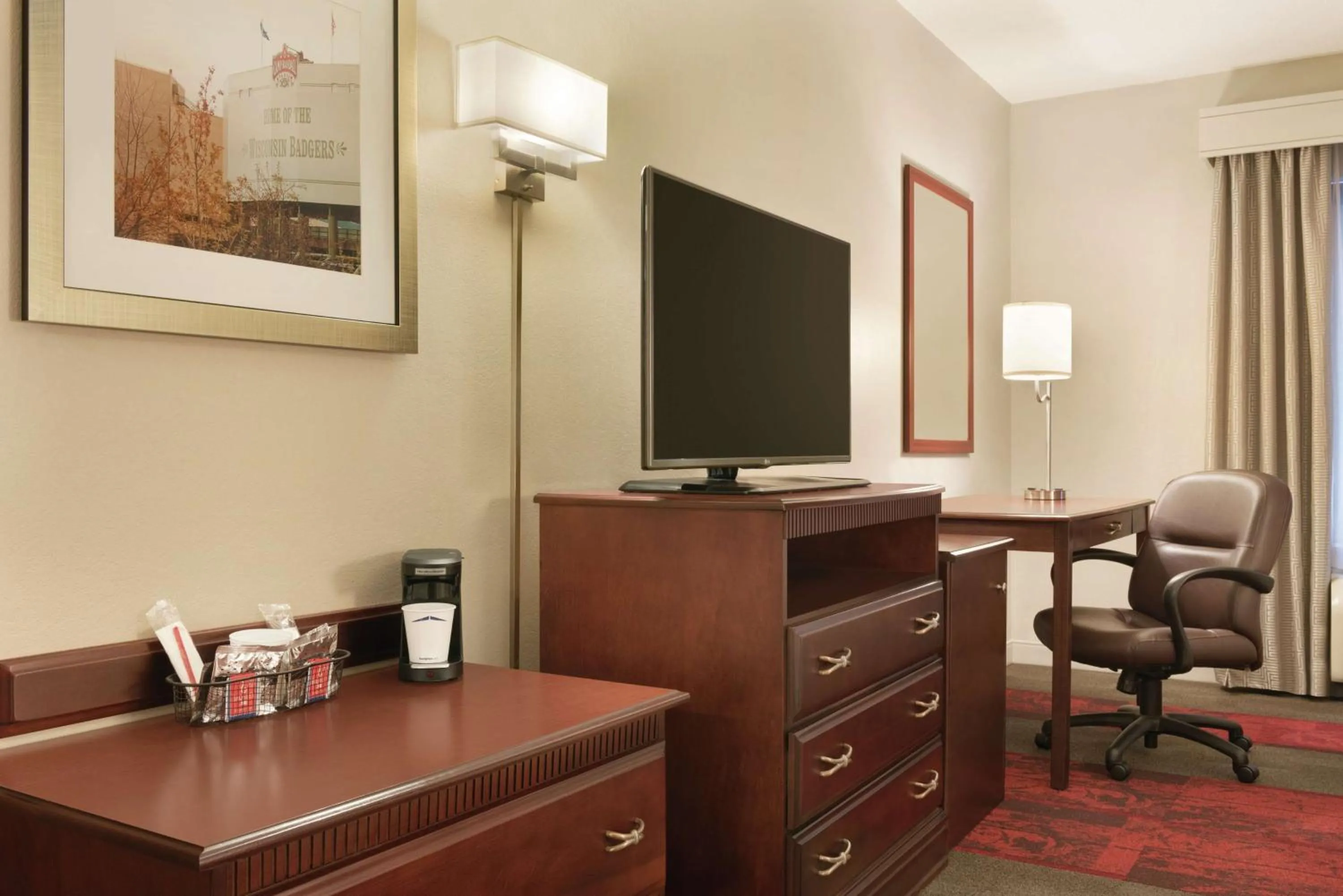 Queen Room with Two Queen Beds Mobility/Hearing Access with Tub in Hampton Inn & Suites Madison - West