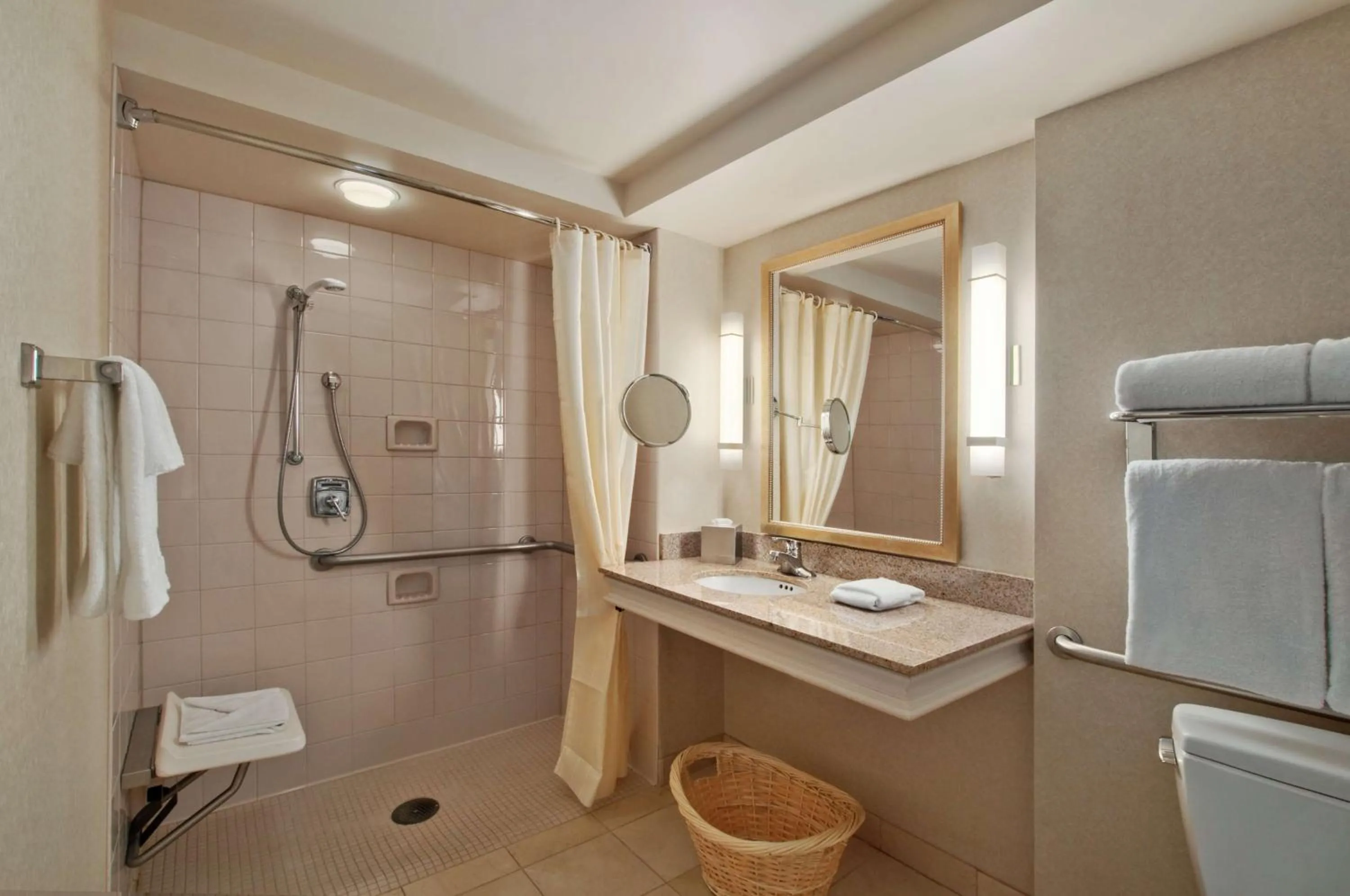 Deluxe Queen Room with Lake View - Mobility Accessible in Hilton Madison Monona Terrace