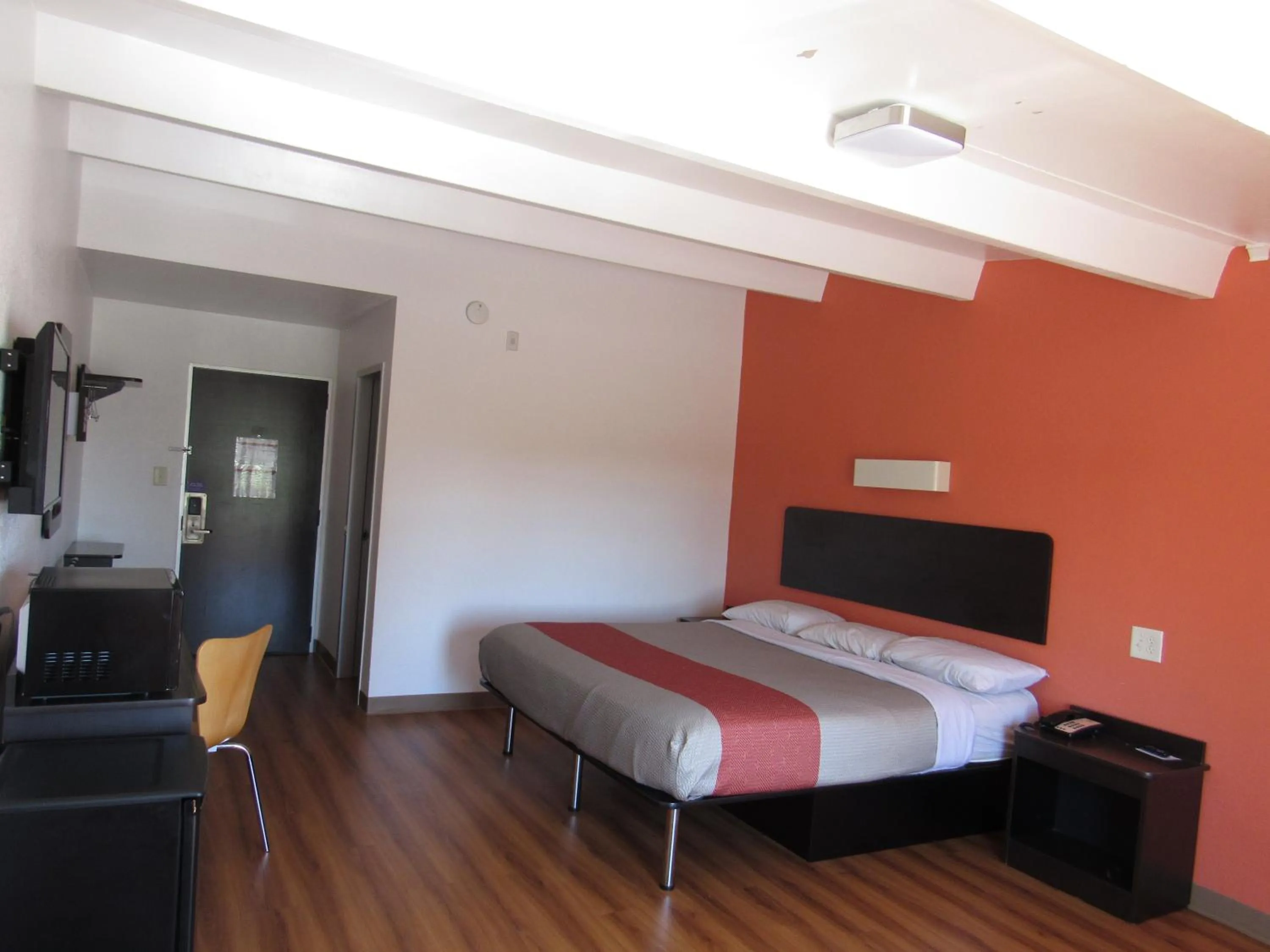 King Room - Non-Smoking in Motel 6-White, GA - Cartersville