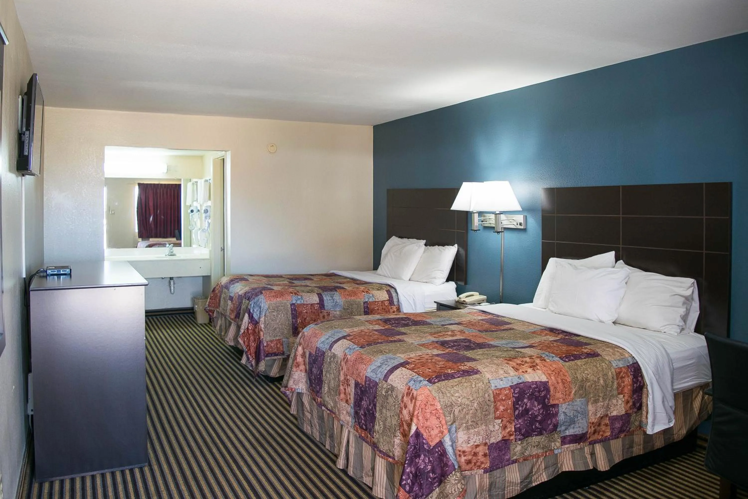 Queen Room with Two Queen Beds - Smoking in Countryside Inn