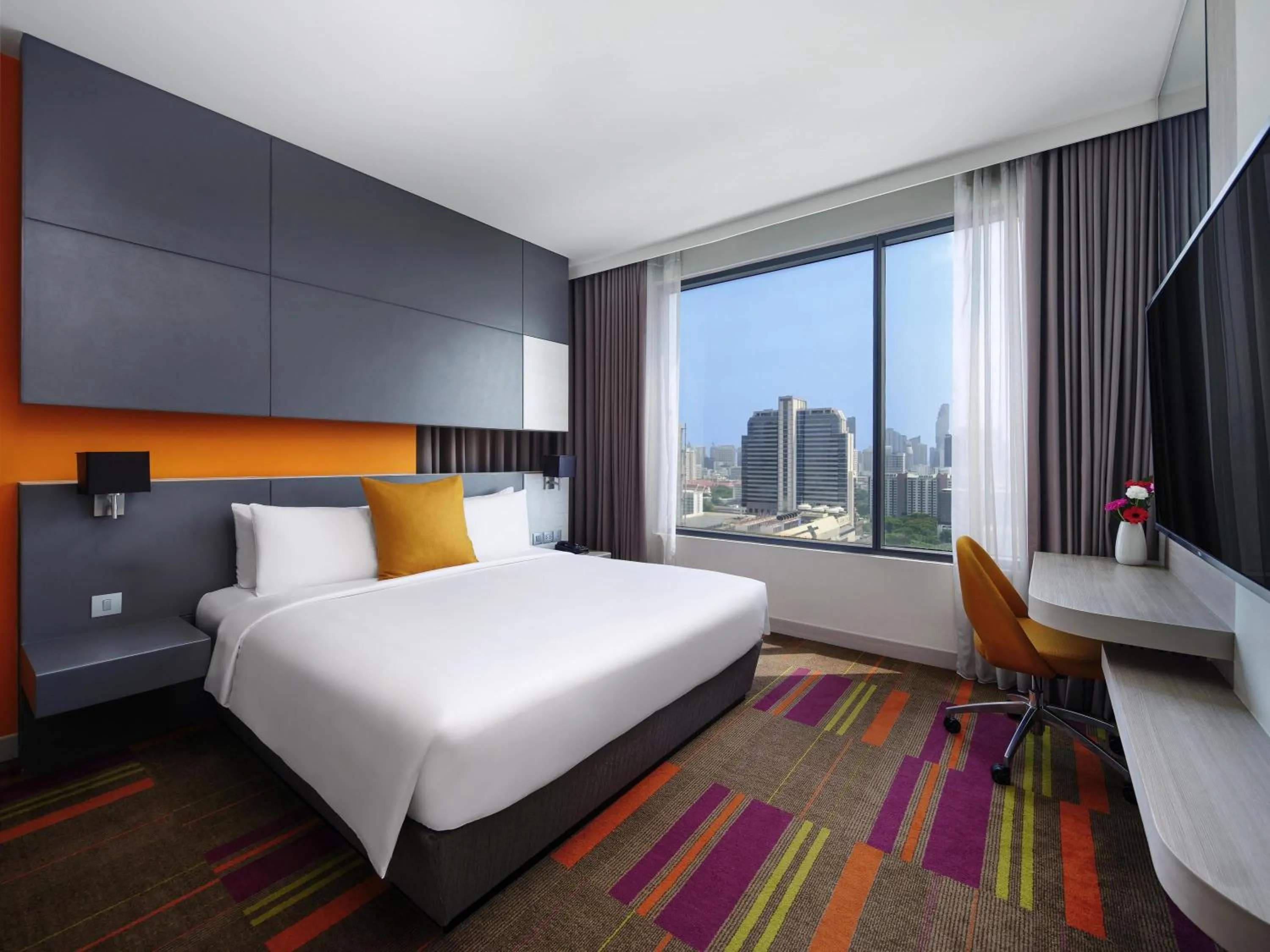 Deluxe Room with 1 queen bed, High floor in Mercure Bangkok Siam