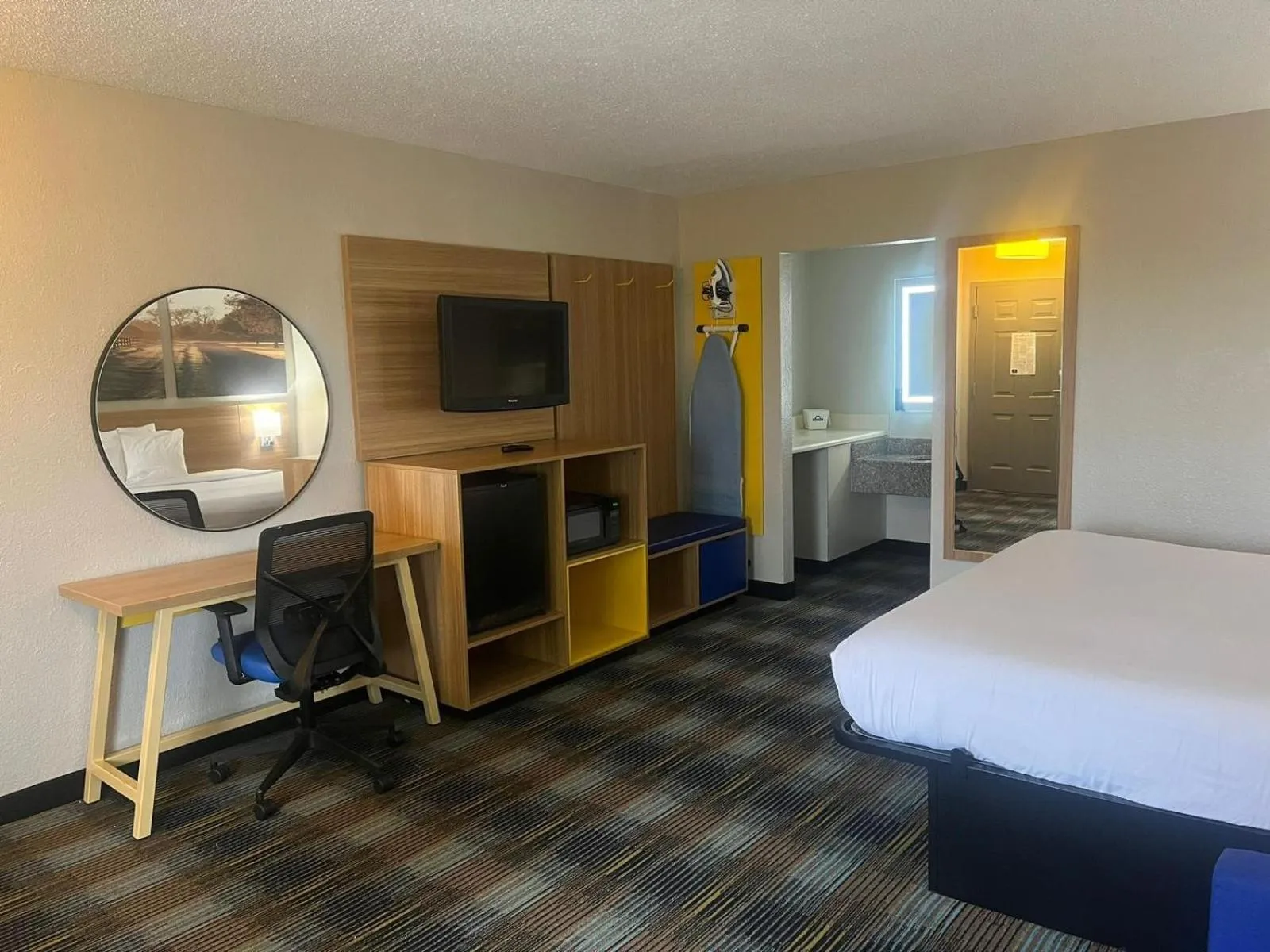 King Room - Disability Access/Non-Smoking in Days Inn & Suites Mobile