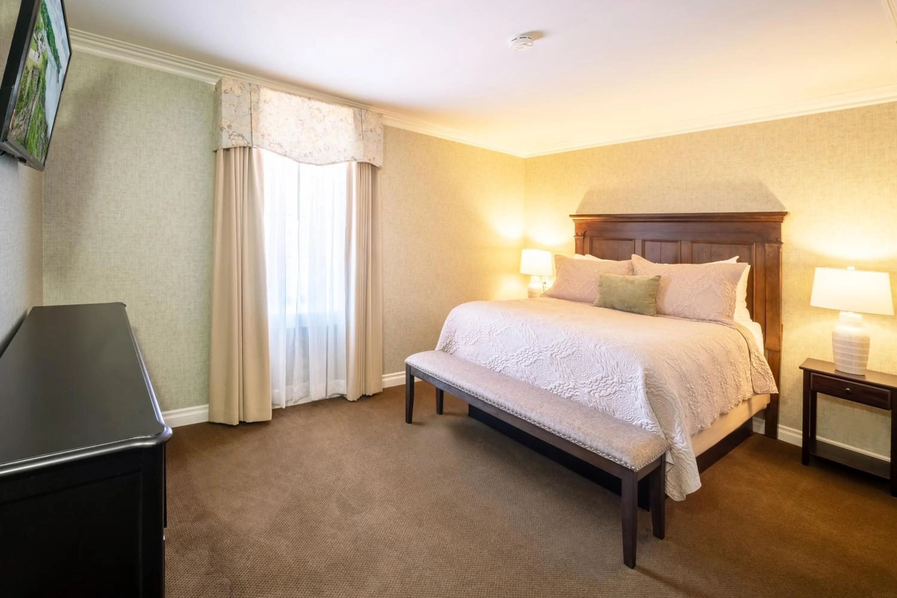 The Cheshire Two Bedroom Two Bathroom Suite in Red Coach Inn