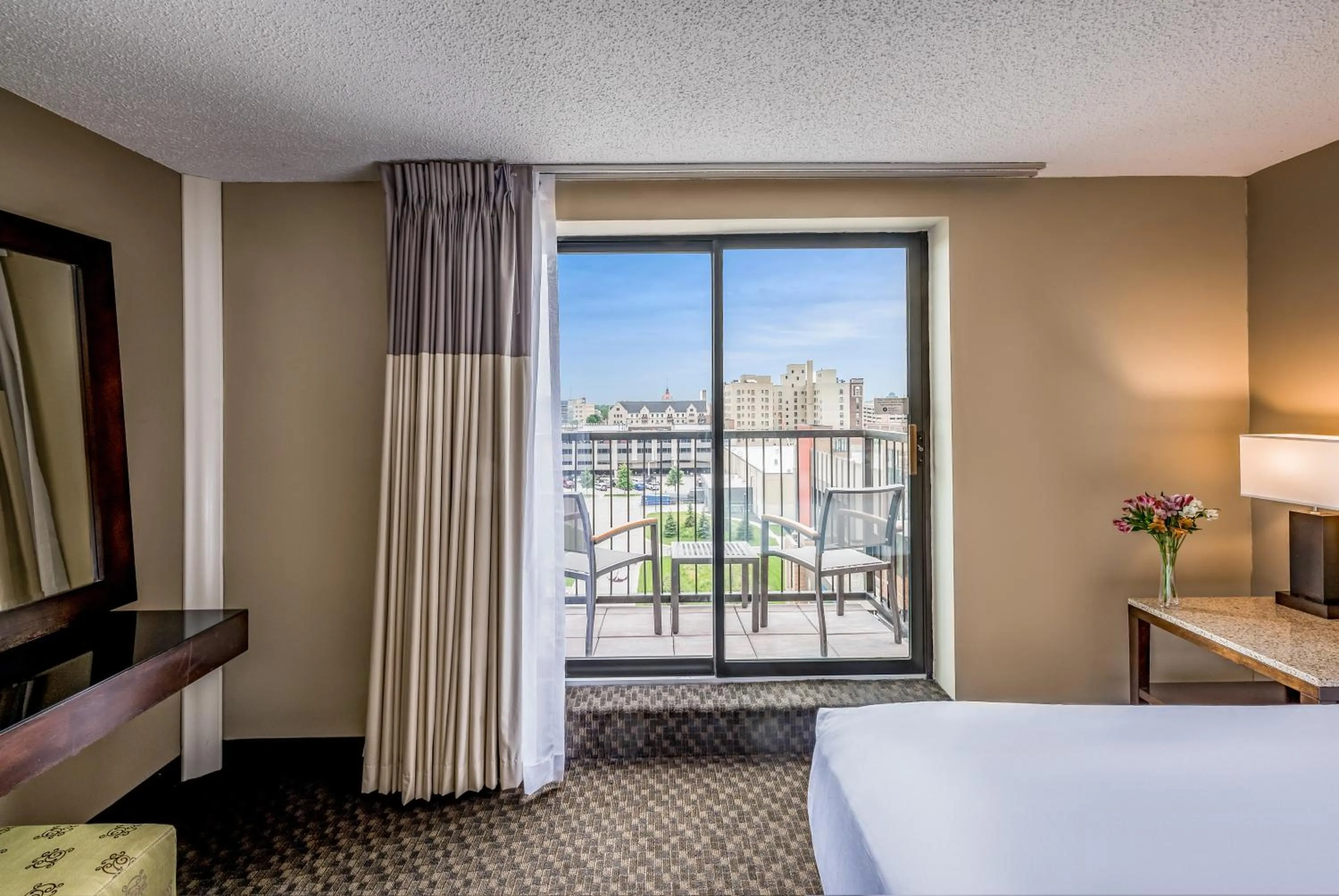 Corner King Room with Sofa Bed in Hyatt Regency Green Bay