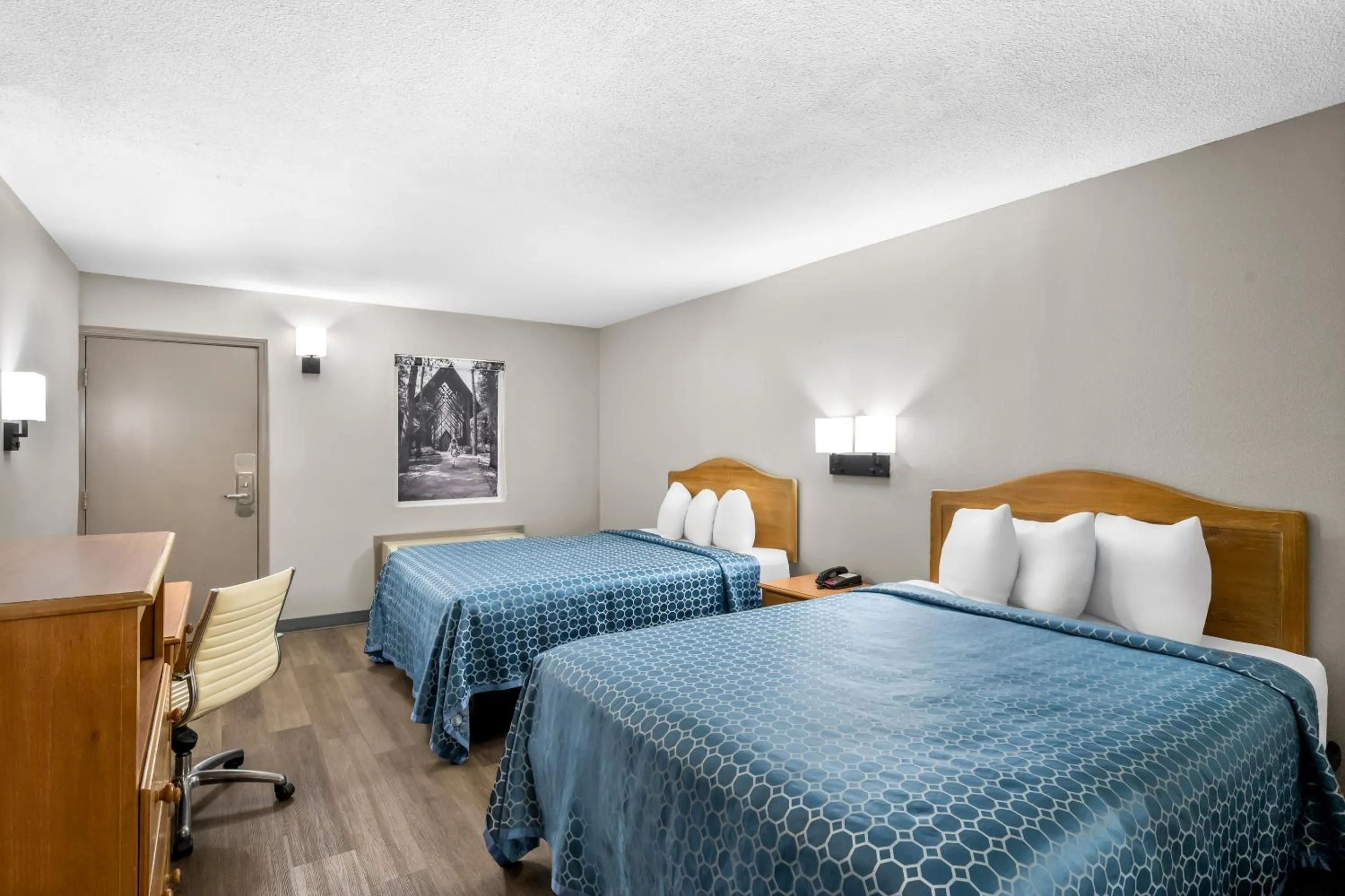 Queen Room with Two Queen Beds - Non-Smoking in Rodeway Inn Hot Springs National Park Area