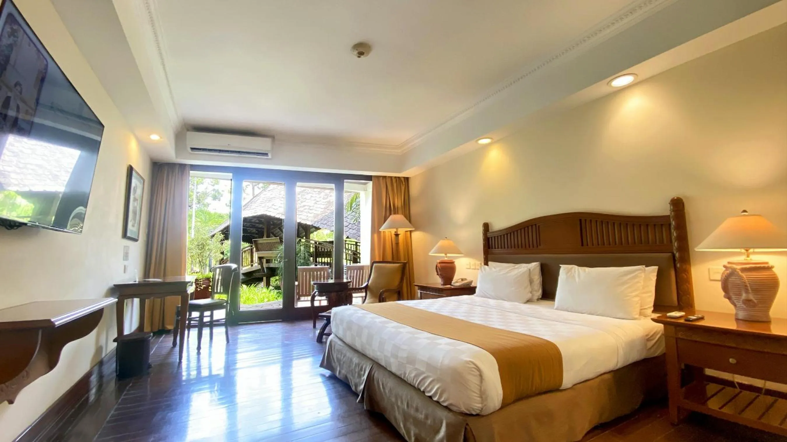 Deluxe King Room in Lorin Solo Hotel