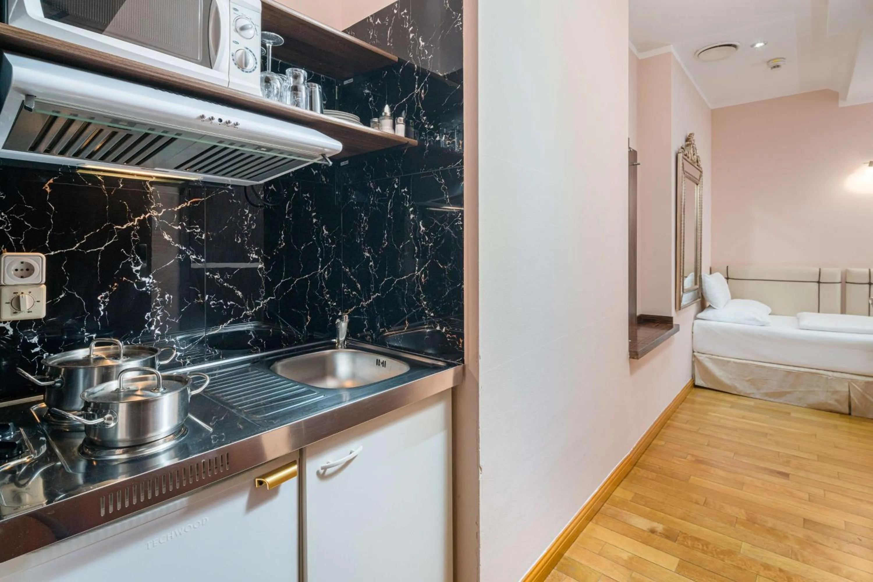 Two-Rooms Apartment with Kitchenette in Best Western Plus Hotel Arcadia