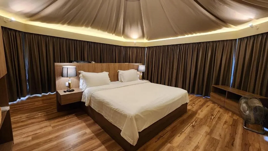 Tented Villa (2 pax ) in Boulder Valley