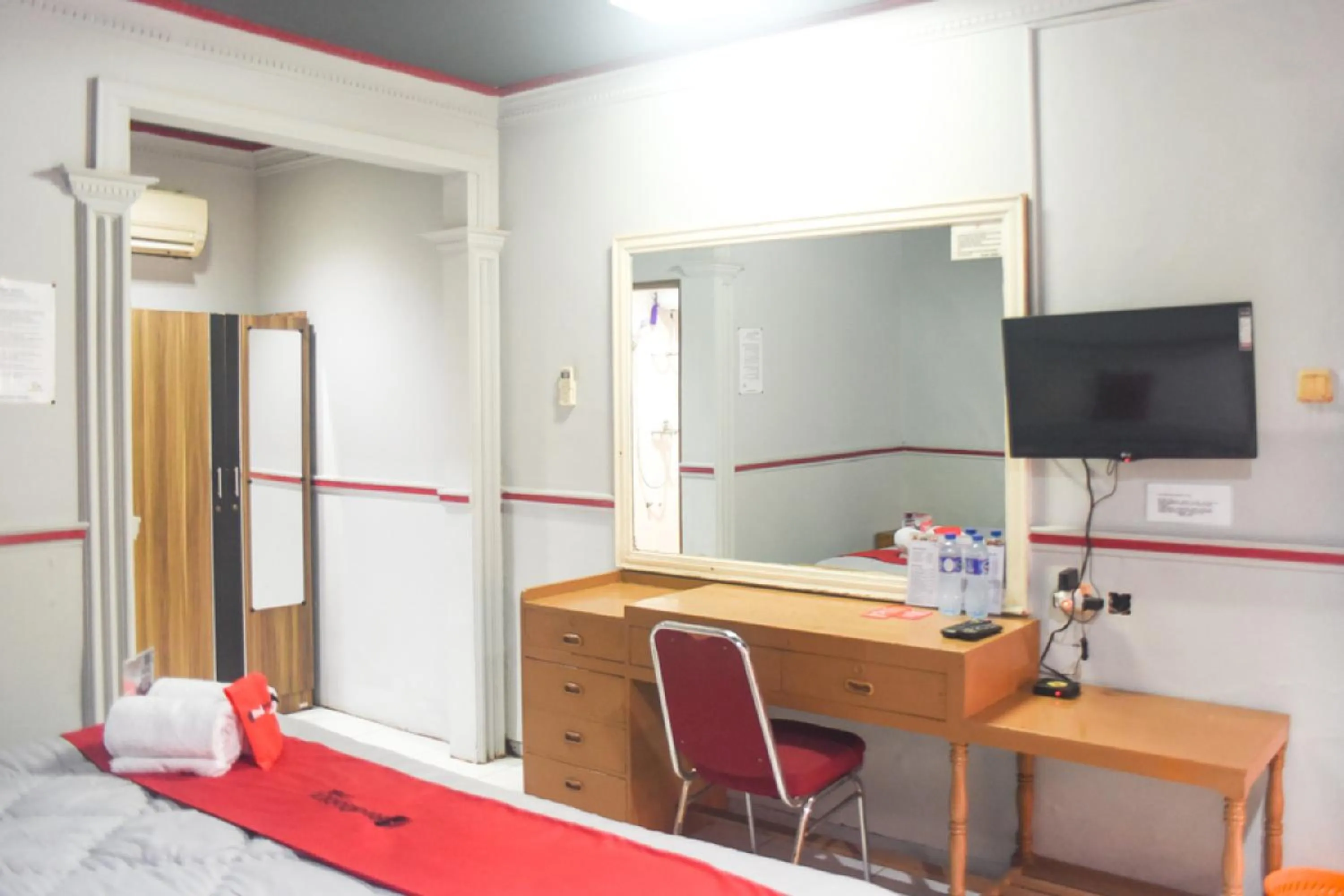 Standard Twin Room in RedDoorz Plus near RSCM Jakarta